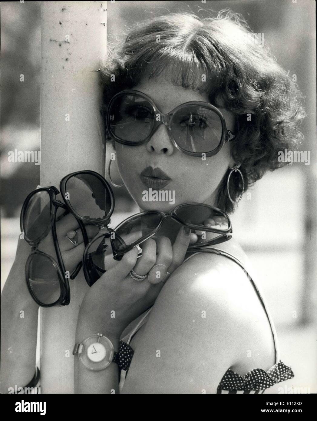 11 giugno 1975 - occhiali da sole Mary Quant per il 1975 in esposizione. La  gamma di occhiali da sole 1975 per le aziende britanniche Optical and  Industrial Holdings è stata presentata