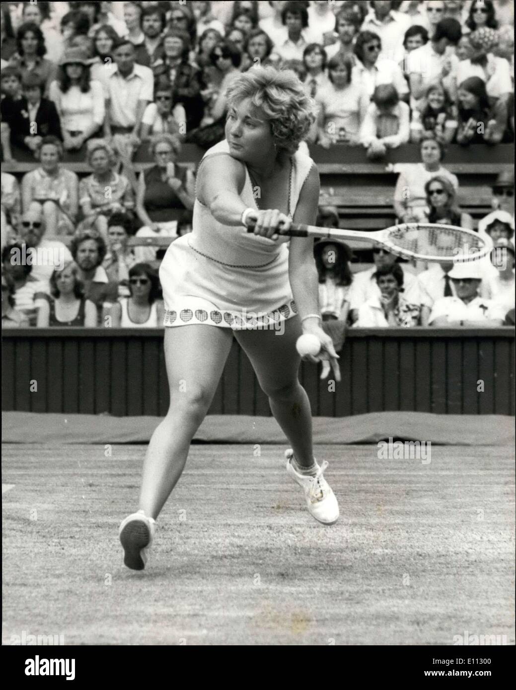 Giugno 27, 1975 - Wimbledon Tennis Championships ? Virginia Wade (GB) versus Miss J. Newberry (USA). La foto mostra: Miss J. Newberry (USA) in azione durante la sua partita contro la Virginia Wade (GB) sul Centre Court oggi. Keystone Foto Stock