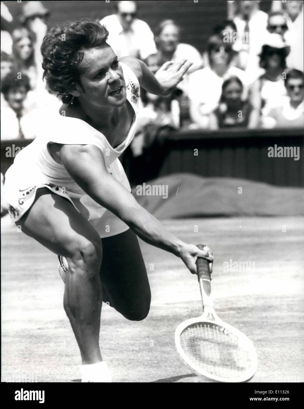 Giugno 06, 1975 - tennis a Wimbledon. Miss Wade V. La Sig.ra Cawley. Mostra fotografica di:- Sig.ra Cawley, ex Evonne Goolagong, nel giocare contro Virginia Wade (G.B.) durante il loro incontro a Wimbledon oggi. Foto Stock