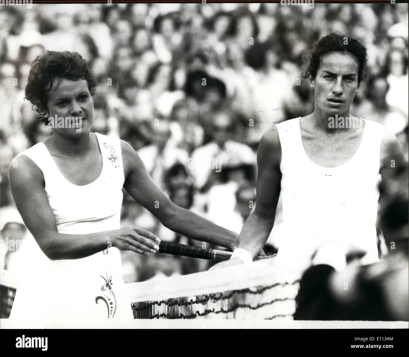 Giugno 06, 1975 - Wimbledon Tennis Championships Sig.ra Cawley Australia V. Miss V. Wade GB . La foto mostra la sig.ra Cawley Australia Foto Stock