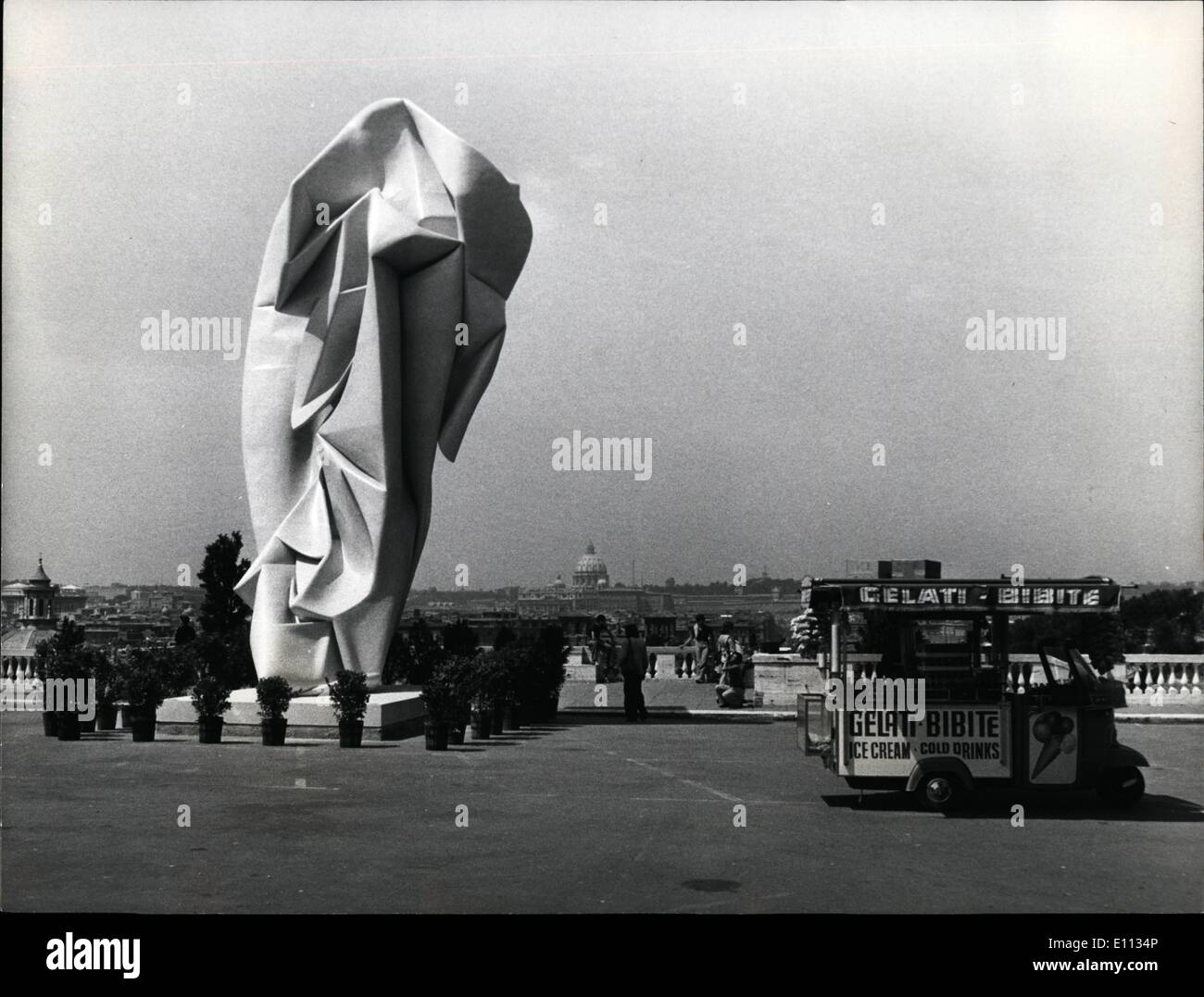 Giugno 06, 1975 - Una statua 12 metri Dillo ad opera dello scultore Giacomo Manzu ' in tre anni a partire dal 1971-74 e denominato 'grandi grazie al vento' è stato mostrato nel Piazzale del Pinoic, una collina di Roma. Foto Stock