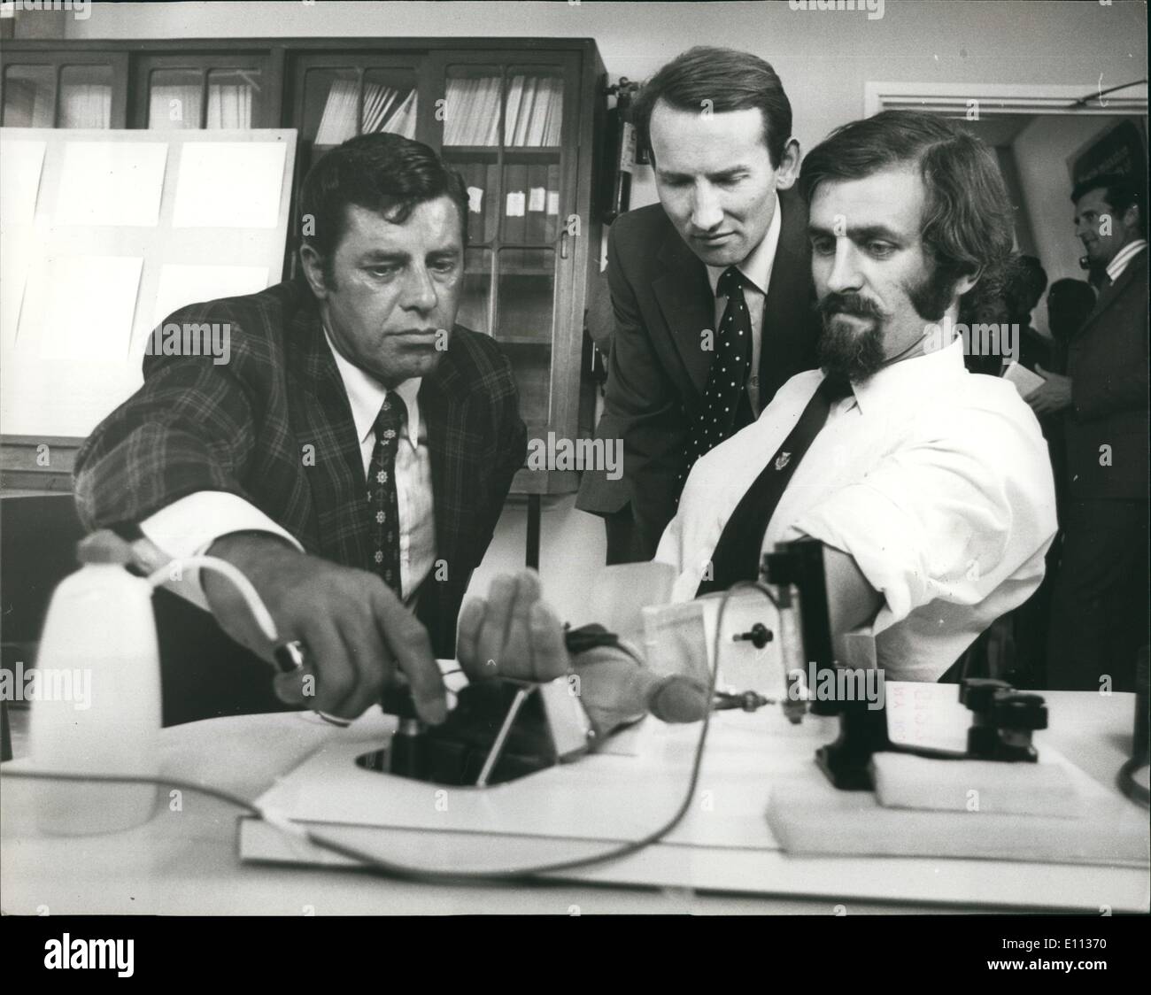 Lug. 07, 1975 - American film star Jerry Lewis apre la Gran Bretagna è più grande unità di distrofia Hammersmith: Jerry Lewis il film americano star chi è in cabaret a la Cunard Hotel Hammersmith, ha inaugurato oggi il Jerry Lewis muscolo Centro di ricerca. Egli è il presidente dell'associazione di distrofia muscolare di America, e lungo tempo di trovare raiser. Egli ha sollevato &pound;130.000 in una maratona di raccolta fondi programma televisivo americano. Si tratta di uno dei più grandi doni mai realizzata per un programma di ricerca medica in questo. Mostra fotografica di Jerry Lewis pojnts alla mano del dr. Foto Stock