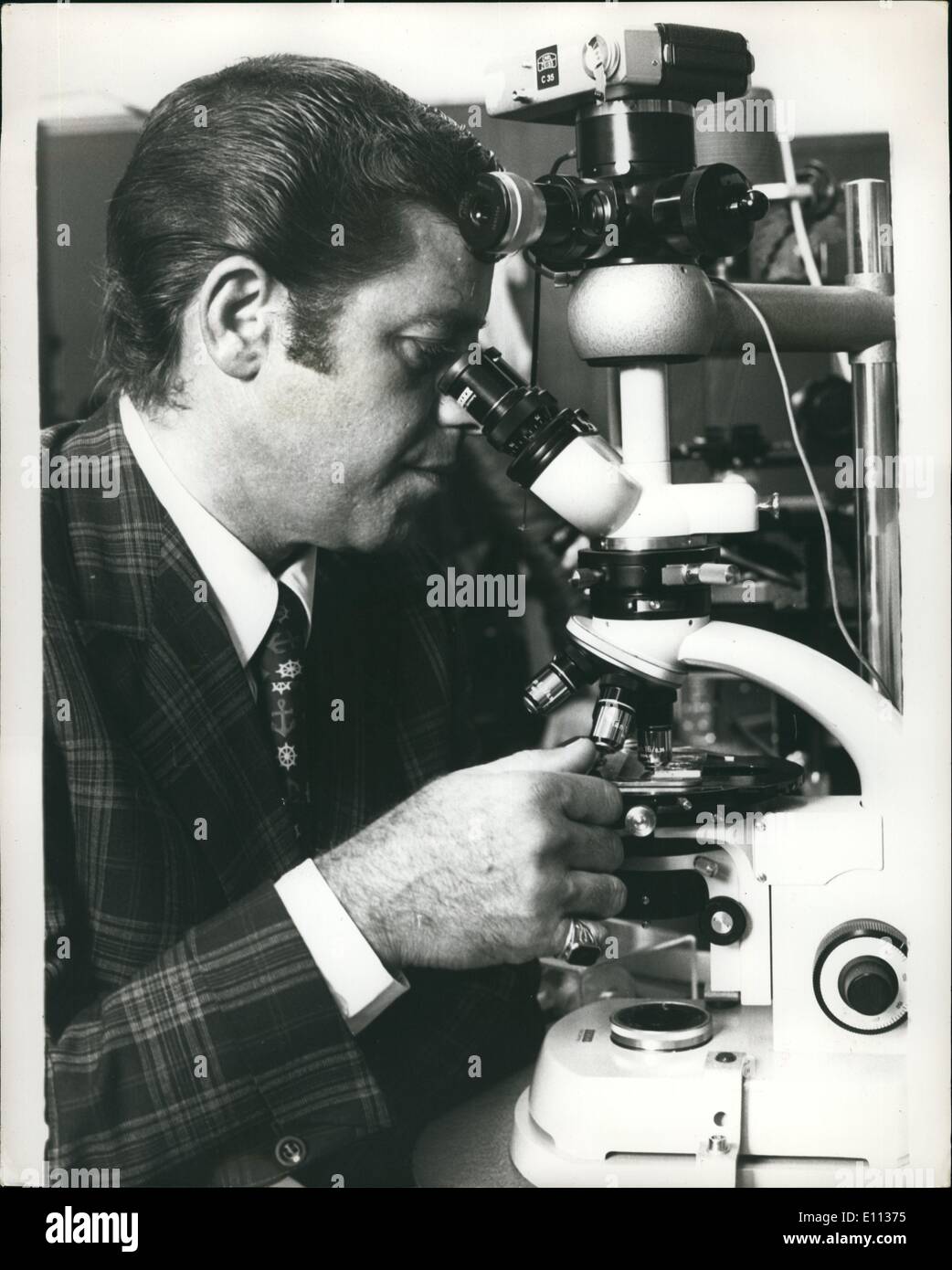 Lug. 07, 1975 - American Film Star Jerry Lewis apre la Gran Bretagna è più grande unità di distrofia Hammersmith: Jerry Lewis Americanf la stella del cinema che è in cabaret a la Cunard Hotell Hammersmith, ha inaugurato oggi il Jerry Lewis muscolo Centro di ricerca, egli è il Jerry Lewis Researach muscolare centro, egli è il presidente dell'associazione di distrofia muscolare di America. e lungo tempo di trovare raiser. Egli ha sollevato &pound;130.000 in una maratona di raccolta fondi programma televisivo americano. Si tratta di uno dei più grandi doni mai realizzata per un programma di ricerca medica in questo paese Foto Stock