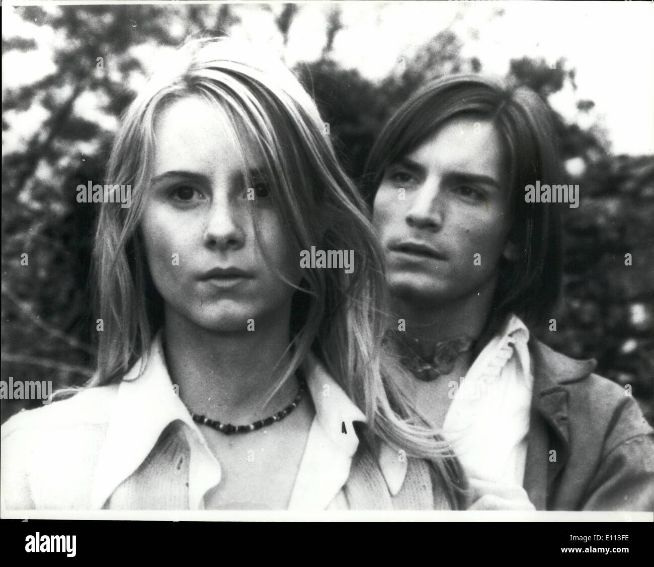 Sett. 25, 1975 - 25 settembre 1975 nipote di Rex Harrison stelle nel nuovo film. 16 enne Cathryn ha appena completato il suo terzo film, Luna Nera , diretto da Louis Malle. Il suo film precedenti sono state le immagini e il pifferaio magico . Cathryn è la nipote di attore Rex Harrison. Nel film Luna Nera che presto avrà la sua premiere a Parigi, ha co-stars con American Joe Dallesandro, amico di Andy Warhol. La foto mostra: Cathryn Harrison e Joe Dallesandro, suo co-star nel film nero MoonÃ Foto Stock