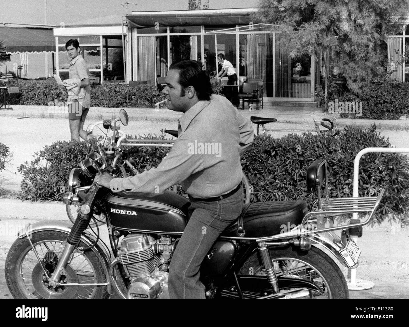 Sep 27, 1975; Atene, Grecia; ALEXANDER ANDREADIS è uno dei tre figli del banchiere industriale il prof. Stratis Andreadis di Atene. La foto mostra Alexander presso antique auto da rally sul motociclo. Foto Stock