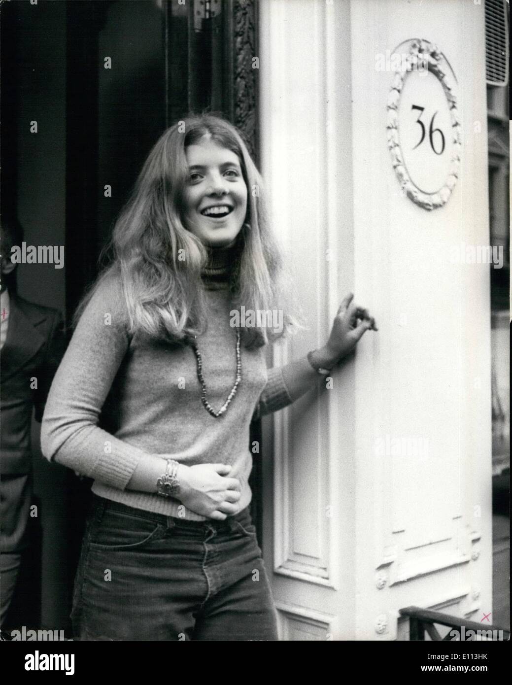 Ottobre 10, 1975 - Caroline Kennedy arriva a Sotheby's per avviare i loro studenti le opere di corso; Caroline Kennedy, la figlia di Jacqueline Onassis e il compianto Presidente Kennedy, arrivati da Sotheby's Dover Street, oggi dove ella è dovuta a prendere le loro opere d'arte corso, che dura circa dieci mesi. Mostra fotografica di Caroline Kennedy, 18, arriva per il corso di Sotheby's oggi. Foto Stock