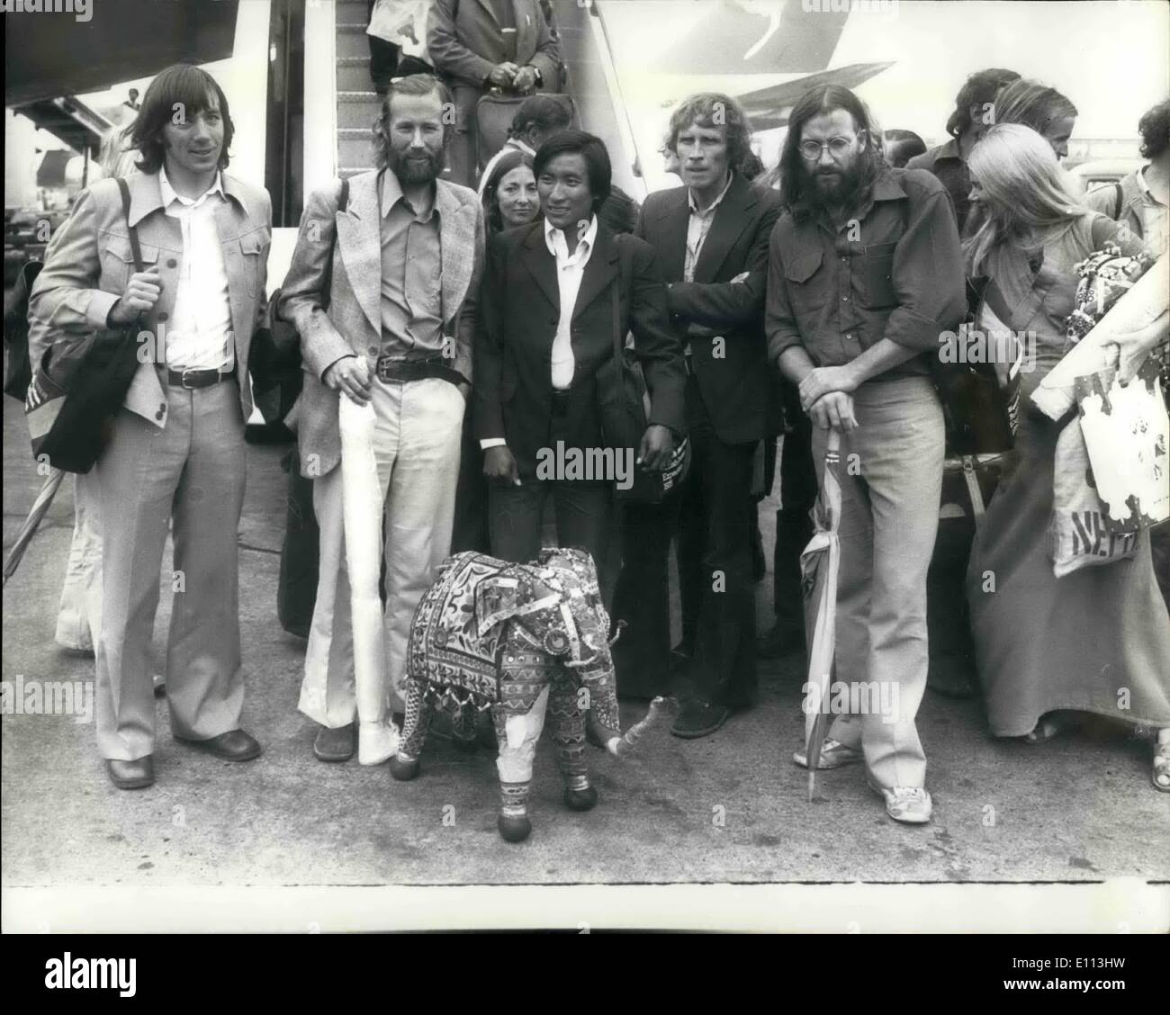 Ottobre 10, 1975 - alpinisti inglesi di ritorno a casa dopo il successo della loro Everest salita.: Membri della British scalatori' team Foto Stock