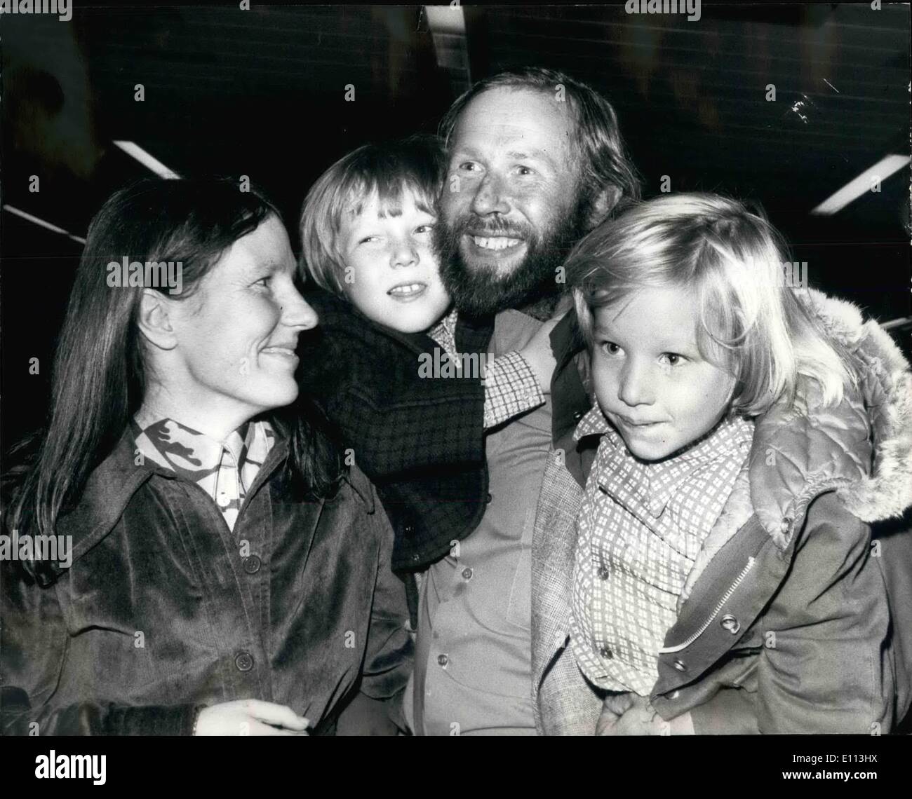 Ottobre 10, 1975 - alpinisti inglesi di ritorno a casa dopo il successo della loro Everest salita; membri di British team di alpinisti che hanno scalato il Sud Ovest di via di Monte Everest, il più grande del mondo di montagna, i primi alpinisti di farlo, e il primo di britannici di raggiungere il picco, tornò a casa a Londra oggi dall'aria. Mostra fotografica di Chris Bonnington, il leader del partito, raffigurato con sua moglie e i suoi due figli, Rupert e Daniel all'aeroporto di Heathrow. Foto Stock