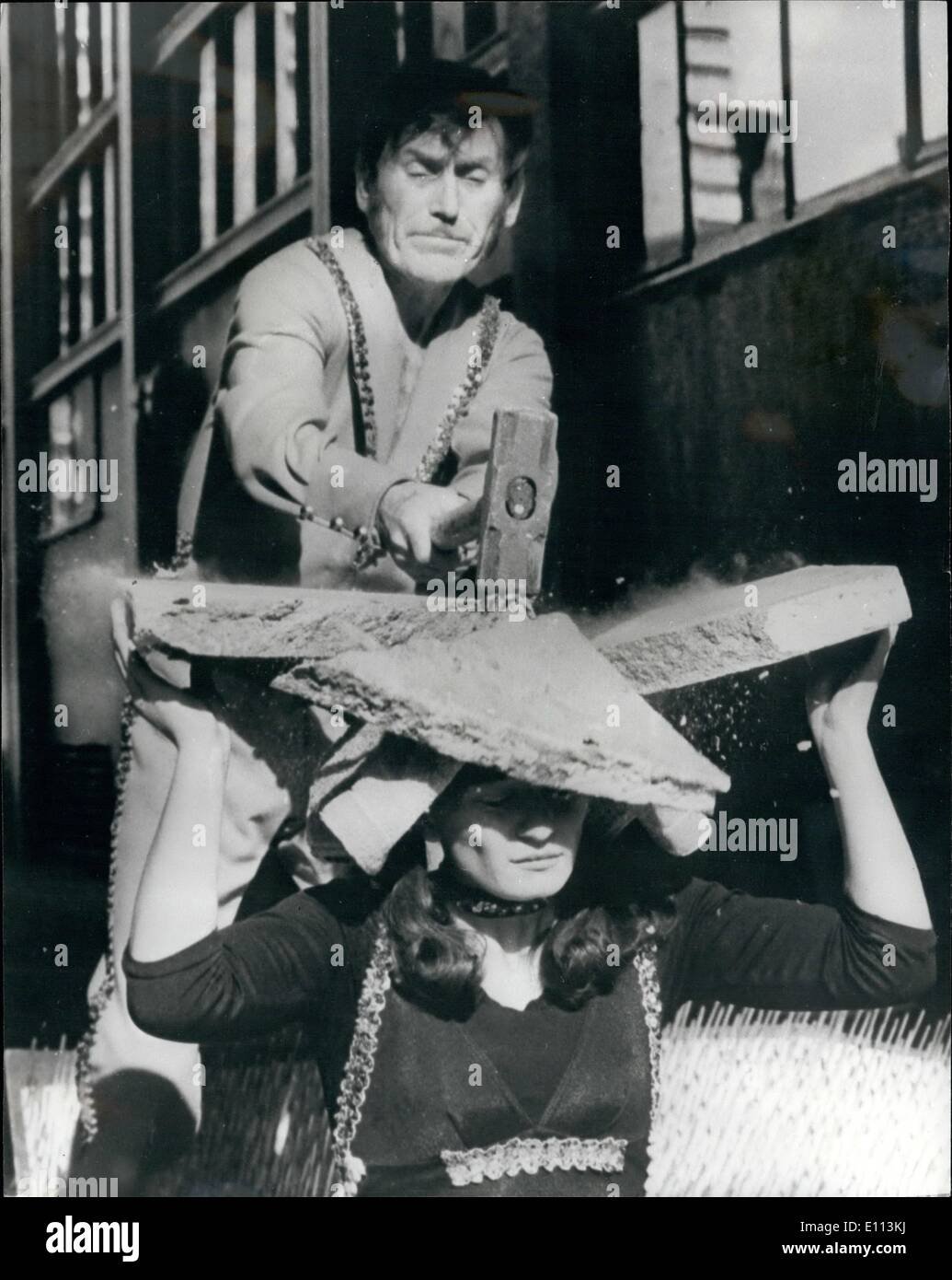 Ottobre 10, 1975 - non molto ma lei non si lamentano: Fred Rogers è un uomo che spesso dà la sua moglie Giovanna e una buona martellatura e incredibilmente è ancora vivo e vegeto e amare ogni minuto di esso. Il motivo è che Joan assiste suo marito in un audace cabaret atto nel quale egli sfonda una 14 pound mazza giù su un semi-hundred weight pavimentazione in pietra in frantumi mentre essa è bilanciata su di lui il capo della sua moglie. ''Nulla da esso'' detto disco-guidato casalinga di Watford, chi è stato sposato a Fred per 24 anni e hanno 14 bambini Foto Stock