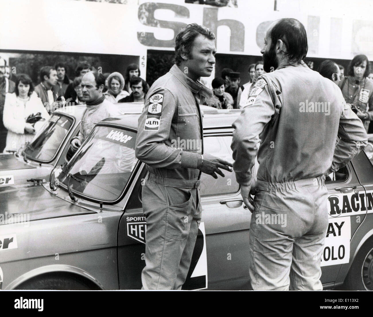 Jul 18, 1975 - Nièvre, Francia - Johnny Hallyday colloqui con autista Henry Pescarolo prima della partenza del rally con le stelle, dove professional race car drivers competere con famosi cantanti e attori. Data esatta sconosciuto. Foto Stock Jul 18, 1975 - Nièvre, Francia - Johnny Hallyday colloqui con autista Henry Pescarolo prima della partenza del rally con le stelle, dove professional race car drivers competere con famosi cantanti e attori. Data esatta sconosciuto. Foto Stock