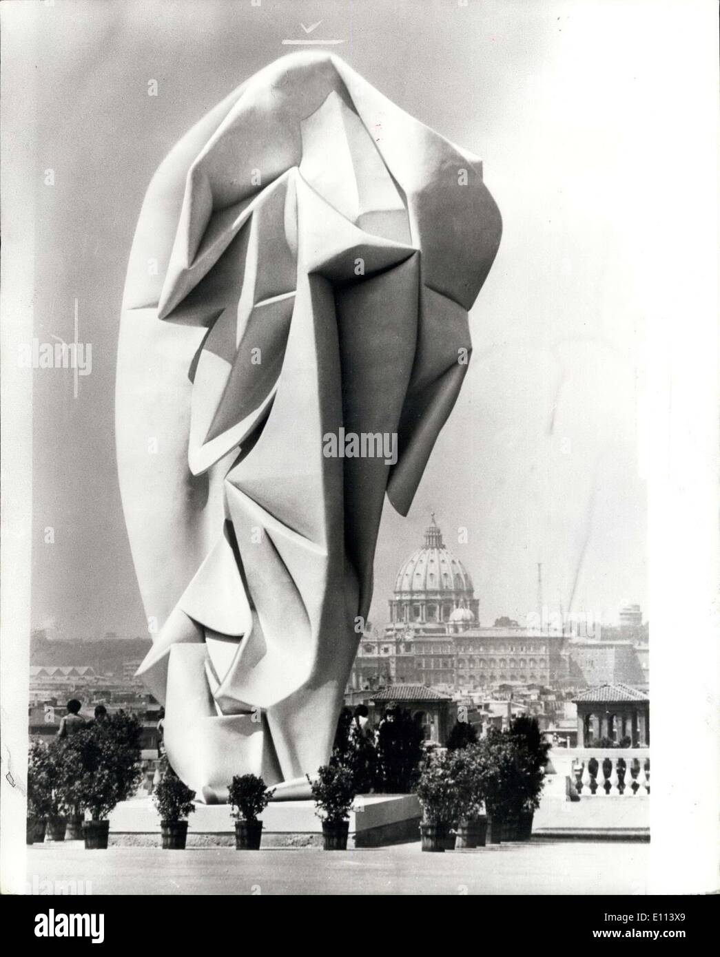 Lug. 22, 1975 - imponente scultura a Roma: posto su una collina di Roma che si affaccia sulla Basilica di San Pietro è questa imponente scultura di Giacomo Manzu, intitolato "Grande pieghe al vento". Il lavoro ha preso lui tre anni dal 1971 al 1974 per completare ed è di 12 metri. Foto Stock