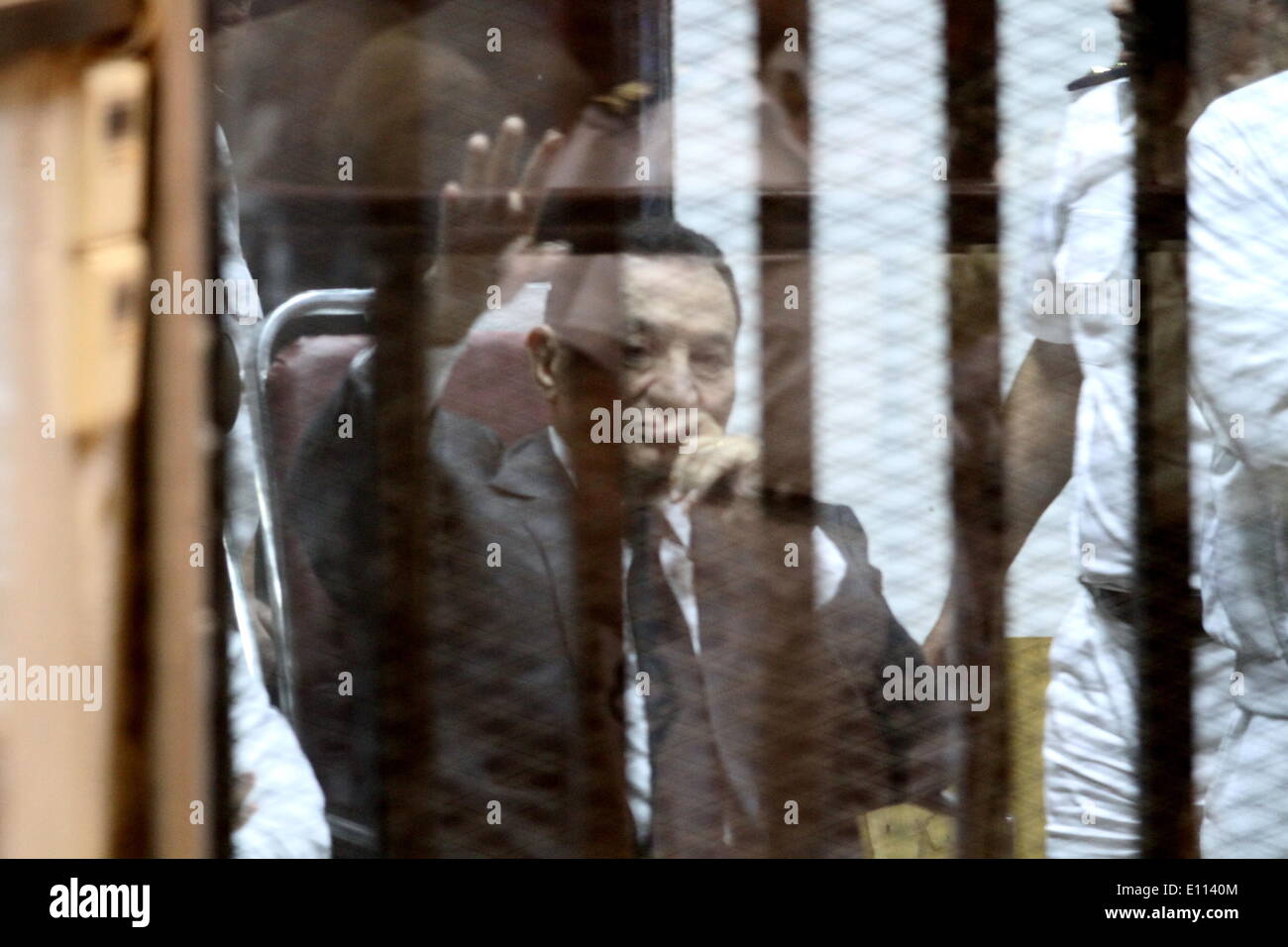 Il Cairo, Egitto. 21 Maggio, 2014. Egyptian ex presidente Hosni Mubarak reagisce all'interno di un debitore in gabbia un tribunale del Cairo, in Egitto, il 21 maggio 2014. Un tribunale egiziano mercoledì condannato ex presidente Hosni Mubarak a tre anni di carcere per appropriazione indebita di fondi pubblici designati per il palazzo presidenziale di manutenzione, membro-run Nile TV segnalati. Credito: Ahmed Gamil/Xinhua/Alamy Live News Foto Stock