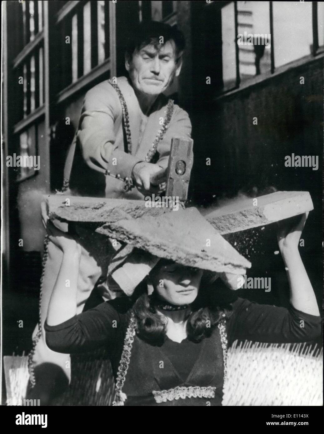 Ottobre 10, 1975 - Non è un bel modo di trattare la moglie ma lei non si lamentano: Fred Rogers è un uomo che spesso dà la sua moglie Giovanna e una buona martellare un incredibile è ancora vivo e vegeto e amare ogni minuto di esso. Il motivo è che Joan assiste suo marito in un audace cabaret atto in cui egli si schiaccia un 14-pound mazza giù su un semi-hundred weight pavimentazione in pietra in frantumi mentre essa è bilanciato sulla testa di sua moglie. ''Nulla da esso'' detto disco-guidato casalinga di Watford, chi è stato sposato a Fred per 24 anni e hanno 14 bambini Foto Stock