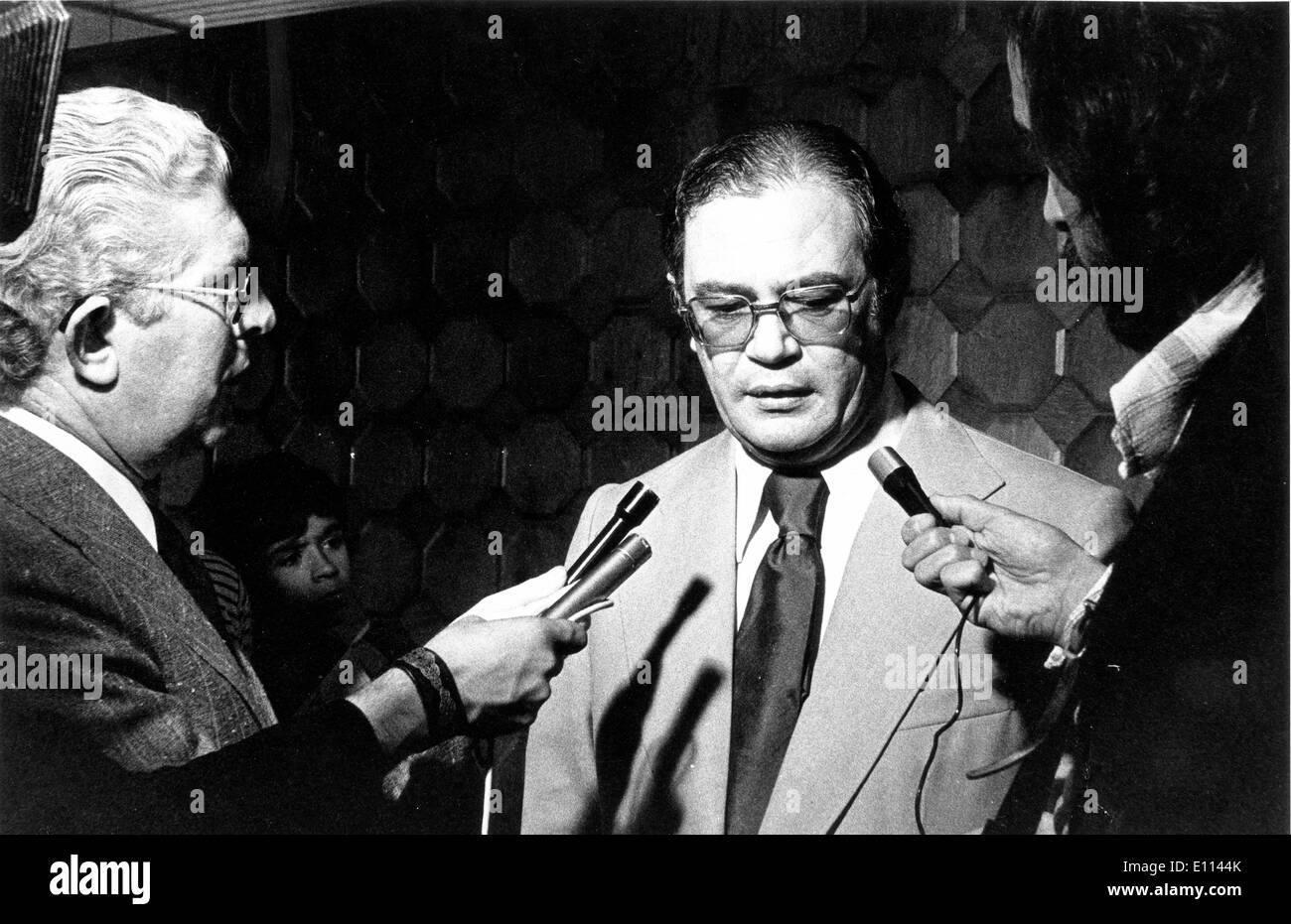 Oct 14, 1975; Lisbona, Portogallo; il ministro degli Affari esteri del Portogallo, principali MELO ANTUNES, durante un incontro con la stampa presso l'aeroporto prima di lasciare a Lussemburgo per la Comunità economica europea la conferenza. Foto Stock