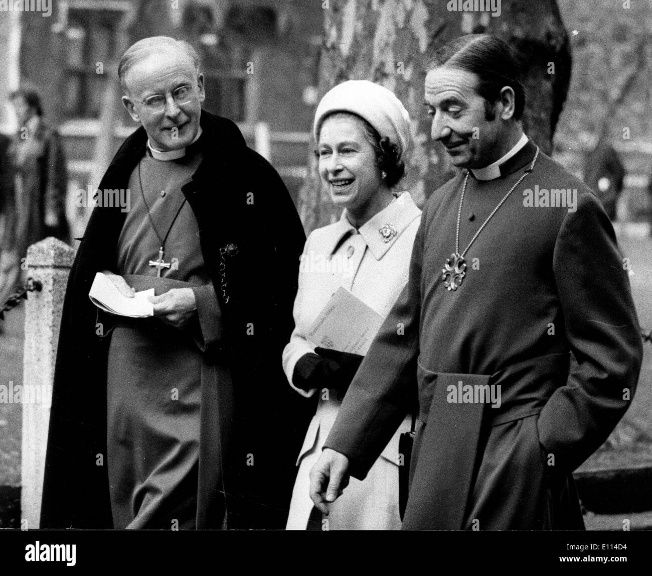 Queen Elizabeth II chat con l arcivescovo Foto Stock