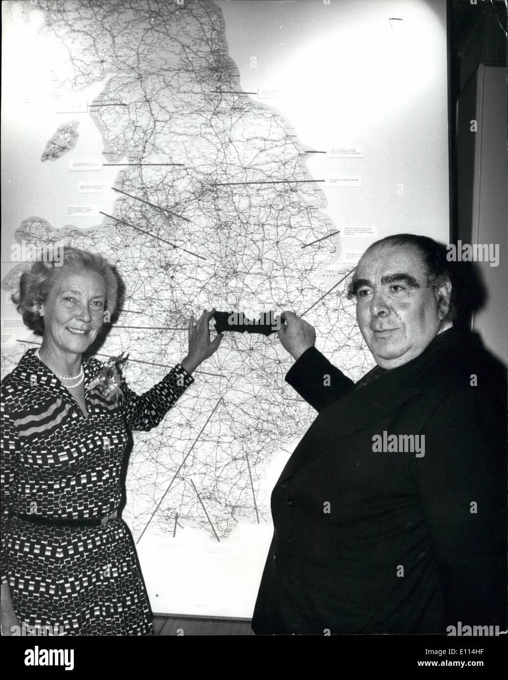 Agosto 08, 1975 - Signore Goodman nella battaglia per la Campagna: ''Inghilterra è un campo di battaglia. Più di cento chilometri quadrati di campagna sono ultimo per lo sviluppo ogni anno", ha dichiarato Lord Goodman, che è stato il lancio del consiglio per la protezione dell Inghilterra rurale Giubileo appello per 00,000, egli è presidente della Opre appello comitato e la conferenza stampa si è svolta nella Victoria Hall, Blioomsbury questa mattina Foto Stock