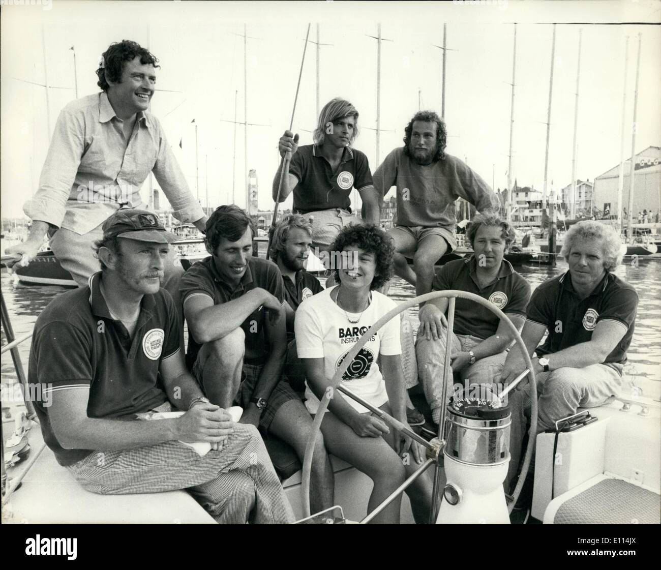 Agosto 08, 1975 - Donna nella gara di Fastnet equipaggio: un insegnante di donne contribuirà a portare British spera di vincere l'ambita Admiral's Cup quando ella vele in 605-miglia Fastnet gara di oggi. Ella è di 28 anni, Margaret Bruce, unica donna a bordo della Gran Bretagna yacht leader, Noryema. Mostra fotografica di Miss Margaret Bruce con il resto della squadra maschile fino a bordo del Noryema a Cowes ieri Foto Stock