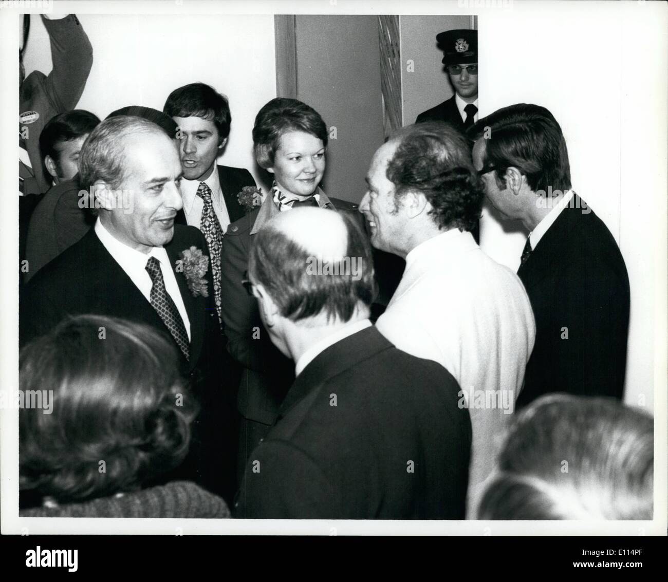 Nov. 11, 1975 - Mirabel New Montreal aeroporto internazionale - nel funzionamento dal Novembre 29, 1975 Il Primo Ministro Trudeau saluta Foto Stock