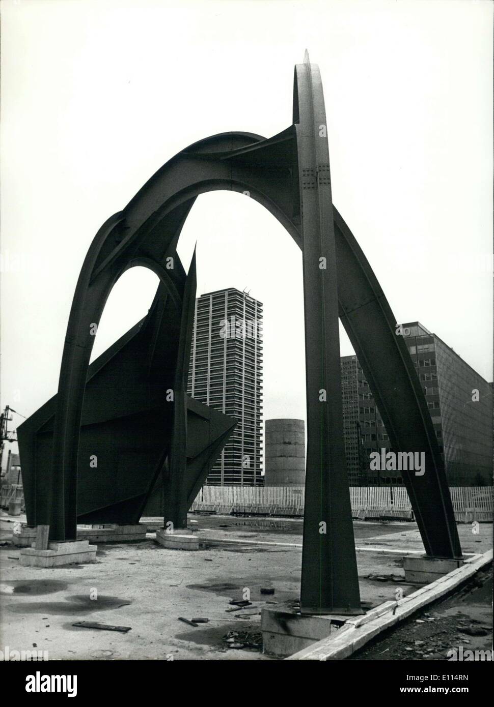 Nov. 19, 1975 - Una scultura in metallo da Calder nel nuovo quartiere della capitale ESS.co Foto Stock