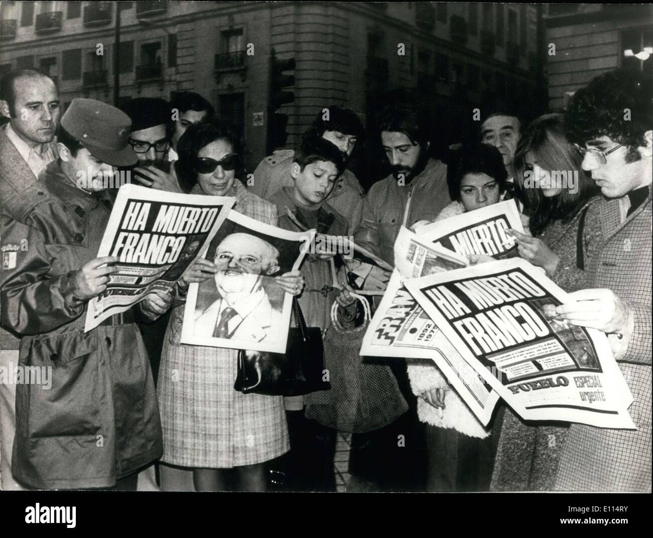 Nov. 23, 1975 - Gli spagnoli leggere giornali annunciando il generale Franco morte Foto Stock