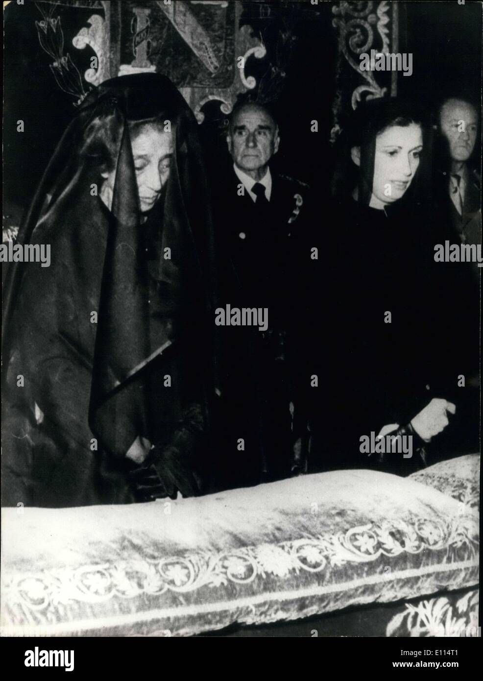 Nov. 23, 1975 - sono in generale Franco i funerali presso il Palazzo del Pardo la cappella. Il generale de Villavicencio, testa del generale Foto Stock