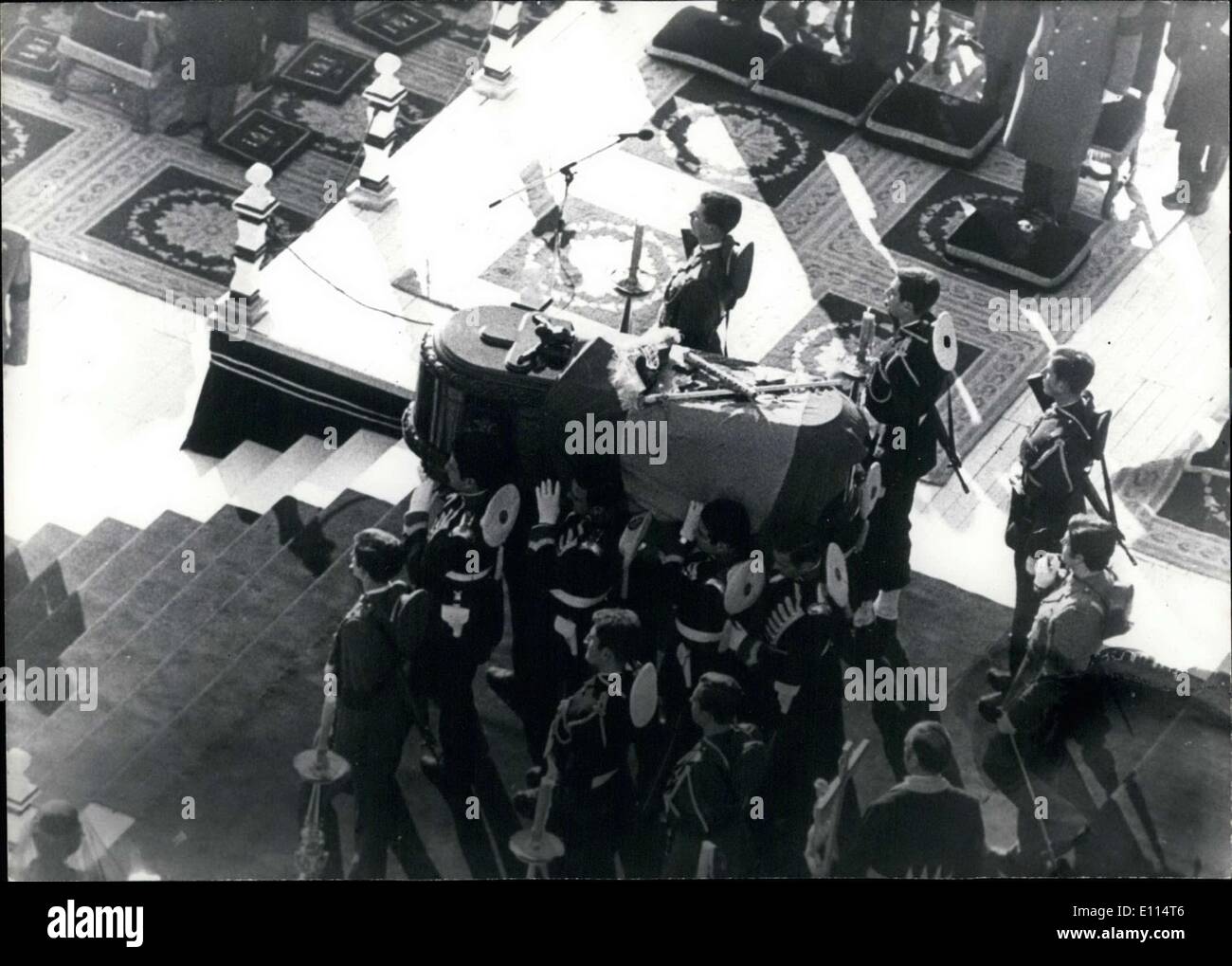 Nov. 24, 1975 - i soldati portano Franco il cadavere del motore per non vedenti Foto Stock