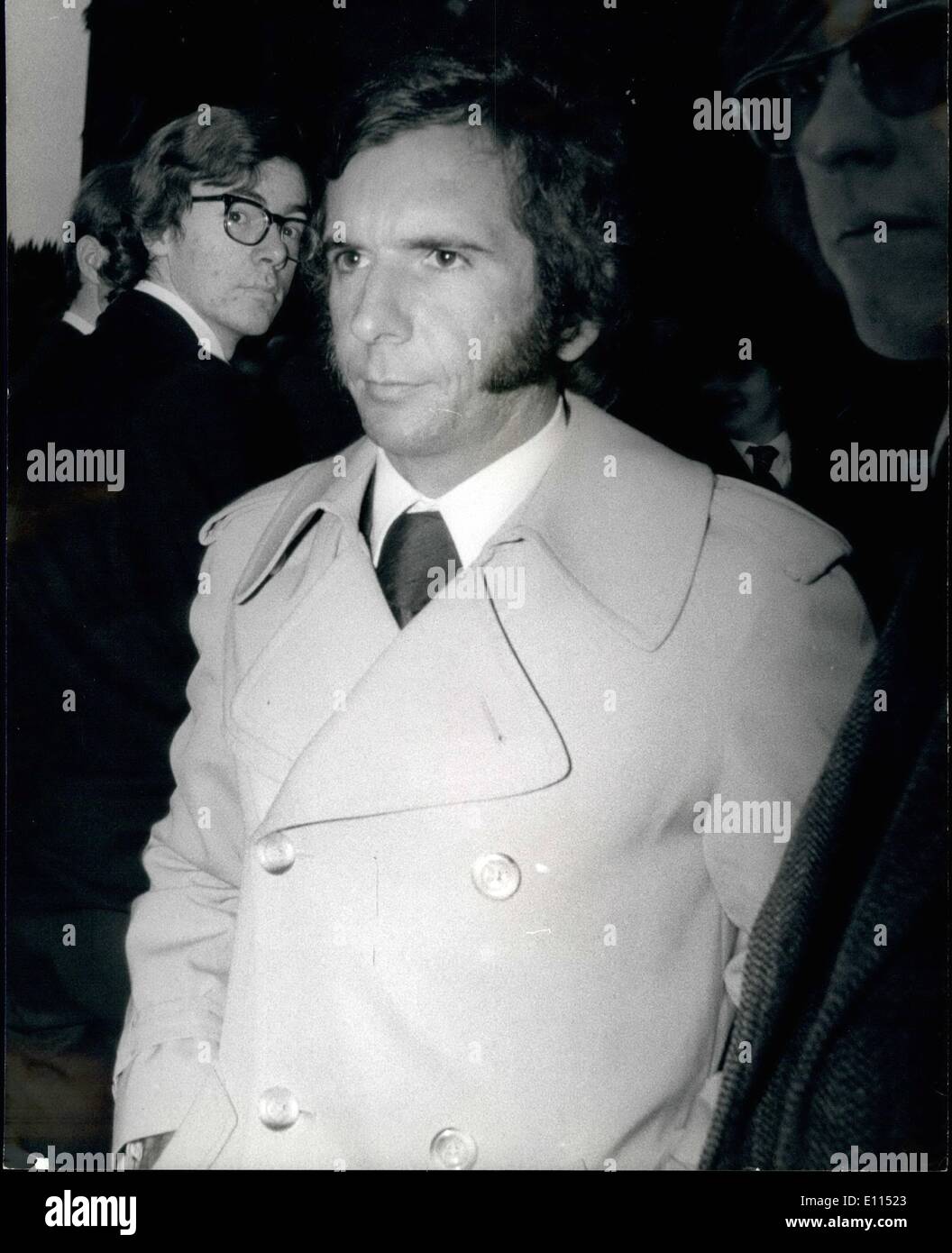 Dic. 05, 1975 - 5 dicembre 1975 funerali di racing driver Graham Hill. Persone in lutto impaccato in St Albans Abbey, Hertfordshire, oggi per il servizio funebre di Graham Hill, l'ex campione del mondo racing driver che è stato ucciso sabato scorso con cinque campioni quando il suo Piper Aztec si è schiantato nella nebbia sul Arkley corso d'oro. La foto mostra: Racing driver Emmerson Fittipaldi visto dopo il servizio a St Albans Abbey oggi. Foto Stock