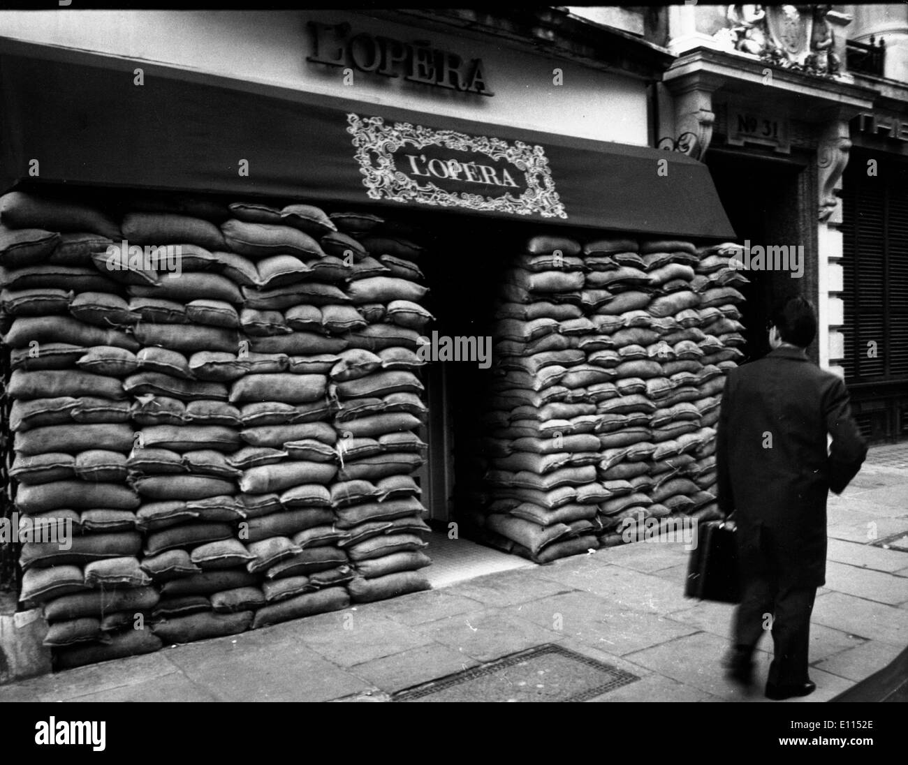 Dic 09, 1975; Londra, England, Regno Unito; i sacchi di sabbia sono stati usati per proteggere i ristoranti e gli alberghi, i principali bersagli di guerra. Foto Stock