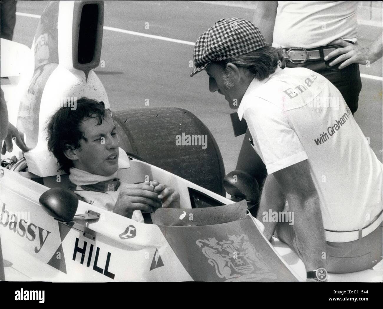 Il 12 Dic. 1975 - Graham Hill ucciso in un incidente aereo: Graham Hill, l'ex campione del mondo racing driver, è stato ucciso con cinque membri o il suo Grand Prix team quando il suo aereo leggero che egli era il pilotaggio è caduto mentre si avvicina al Aeroporto di Elstree nella nebbia di congelamento. Il velivolo stava tornando dalla Francia quando la sua parte superiore di un albero gigante immersa nel campo da golf ed esplose. Tra gli altri il racing driver a cui collina ha dato la sua prima occasione in Grand Prix Racing precedentemente in questo anno. Ray Brimble, th team manager, Andy Smallman, l'ingegnere che ha progettato di Hill's auto e due macchine Foto Stock