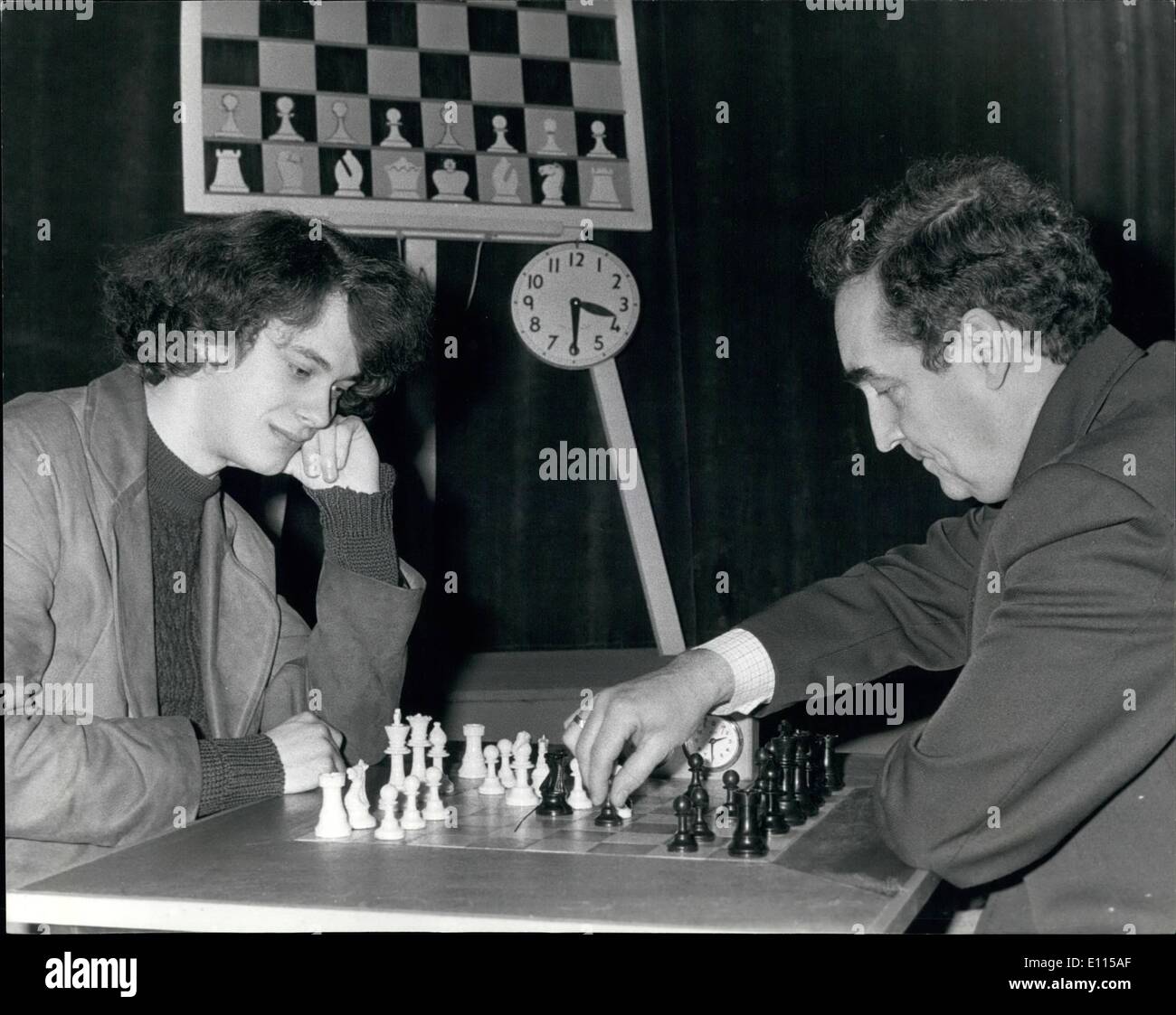 Il 12 Dic. 1975 - Russo il campione di scacchi controlli in con una selezione di Chopin.: Mark Taimanov, il russo Grand Master, giocato un Foto Stock