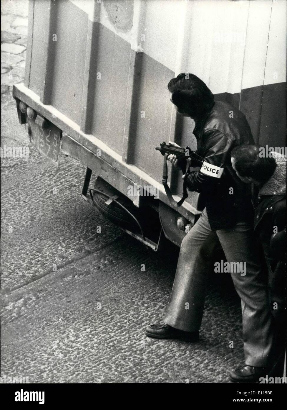 Il 12 Dic. 1975 - Dopo una giornata di suspense durante la quale si sono tenute diverse persone ostaggi in una banca su Avenue Bosquet, nel settimo arrondissement di Parigi, due banditi erano stati arrestati a 1:30 del mattino. Essi avevano ottenuto un riscatto e di una vettura ed è riuscito a lasciare il ba Foto Stock