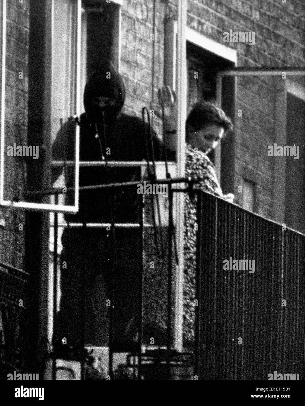 Dic 12, 1975; Londra, Inghilterra, Regno Unito; IRA pistolero rilascia SHEILA MATTHEWS, un ostaggio in un assedio di Londra. (Credito Immagine: © Keystone Foto Stock