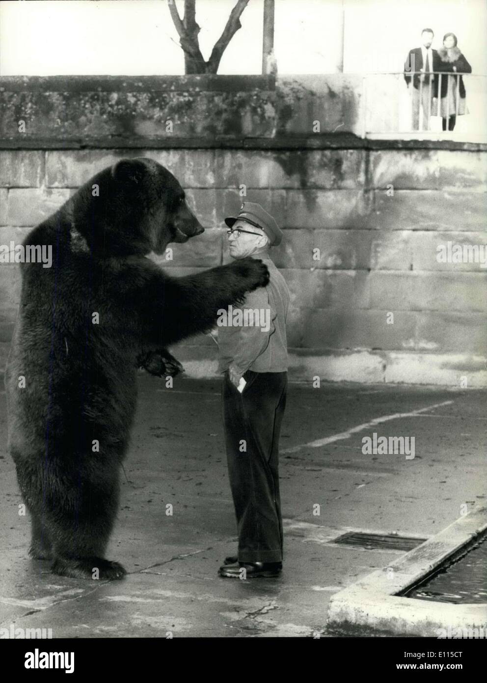 Dic. 29, 1975 - Addio old bear custode Emil Hanni a Berna il bear-pen, conosciuto nel mondo come ''Barengraben'', chiude il suo porta Foto Stock
