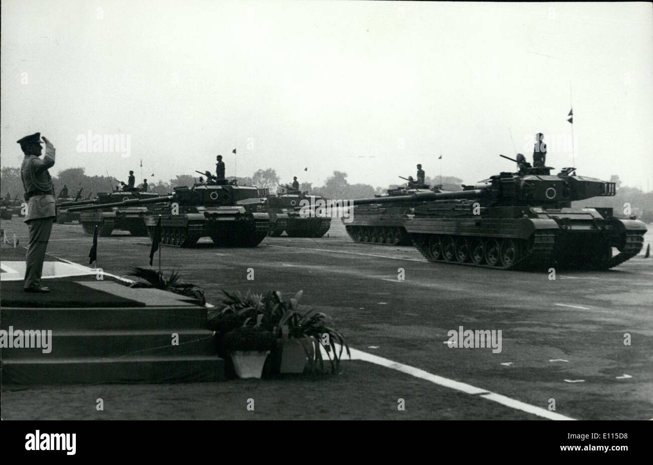 01 gennaio 1976 - il capo di stato maggiore dell'esercito generale T.N.Raina prende il saluto come colonna meccanizzata, (mostrando i carri armati Vijaanta marciano oltre la base salutista alla cerimonia Army Day Parade a Delhi giovedì 15 gennaio 1976. Foto Stock