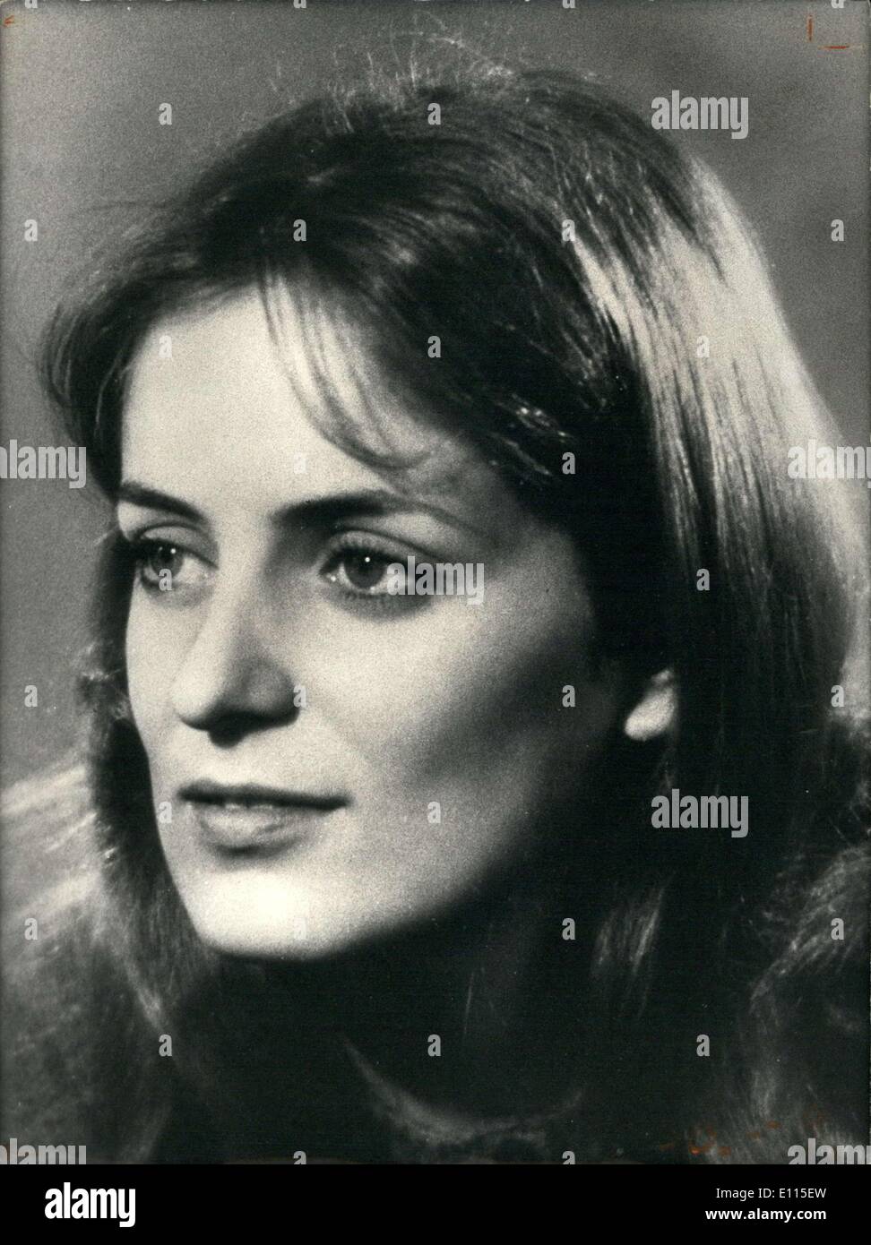 Sett. 09, 1975 - ex campione del mondo di scacchi, sconfitto da American Bobby Fischer nel 1972, 38 anni di divorzio Boris Spassky, intende iniziare la sua vita oltre con 30 anno-vecchia Marina Tcherbatcheff, nipote del funzionario zarista. Ma Marina che funziona come un assistente amministrativo per la missione commerciale dell'Ambasciata francese a Mosca, appena si trovò di 'invitati' a lasciare il territorio sovietico per evitare un processo. Nel luglio 1974, aveva prestato un auto con un governo tag per una donna sovietica che ha causato un incidente Foto Stock