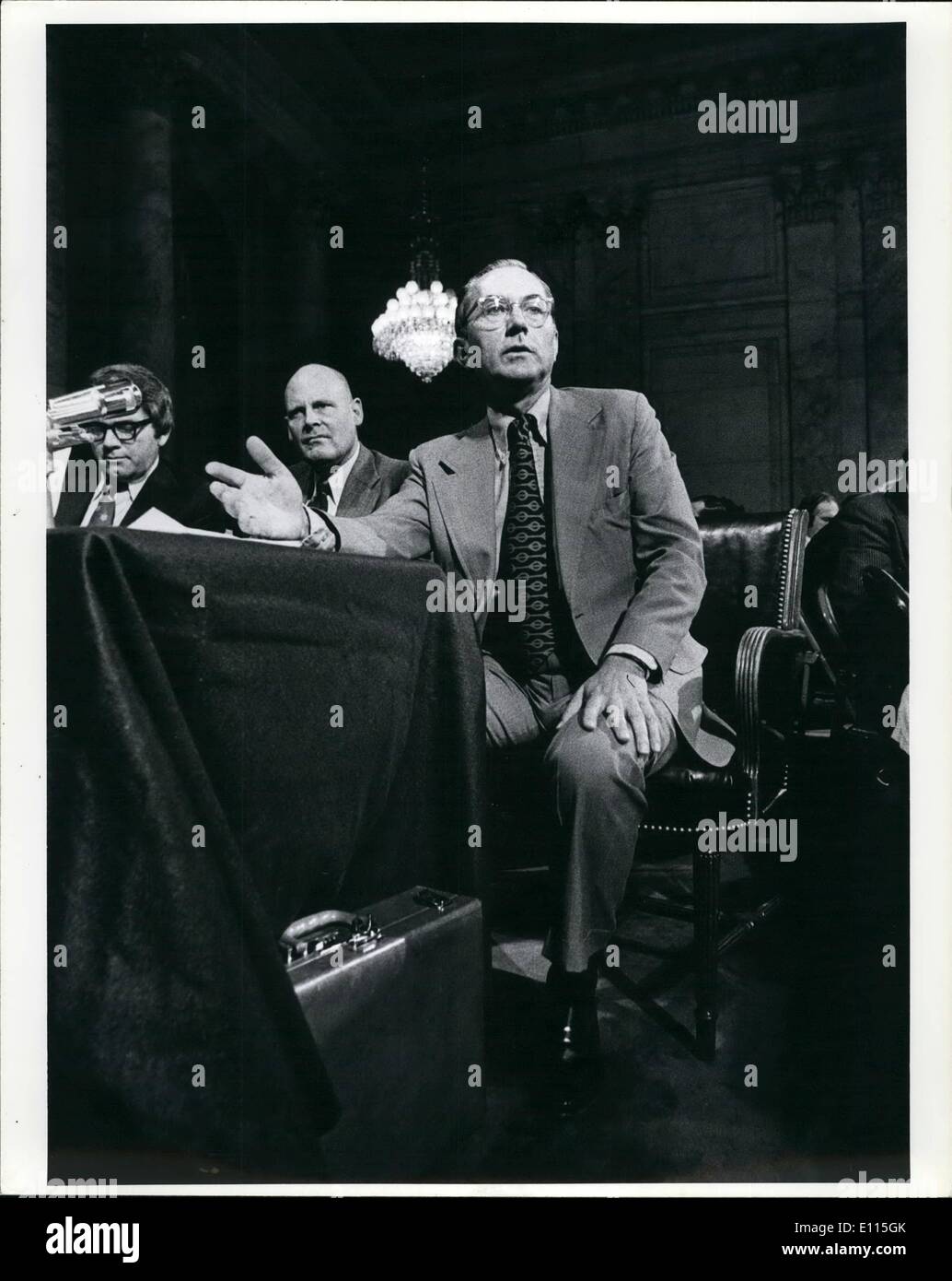 Sett. 09, 1975 - William E. Colby, direttore della Central Intelligence Agency testimonianza prima il senato comitato di selezione sulla Intelligence. A mister Colby è di destra è Sayre Stevens, assistente del vice direttore scientifico e tecnico del ramo la C.I.A e al signor Sayres a destra è il Sig. Mitchel Rogovin, avvocato per la CIA al senato comitato. Foto Stock
