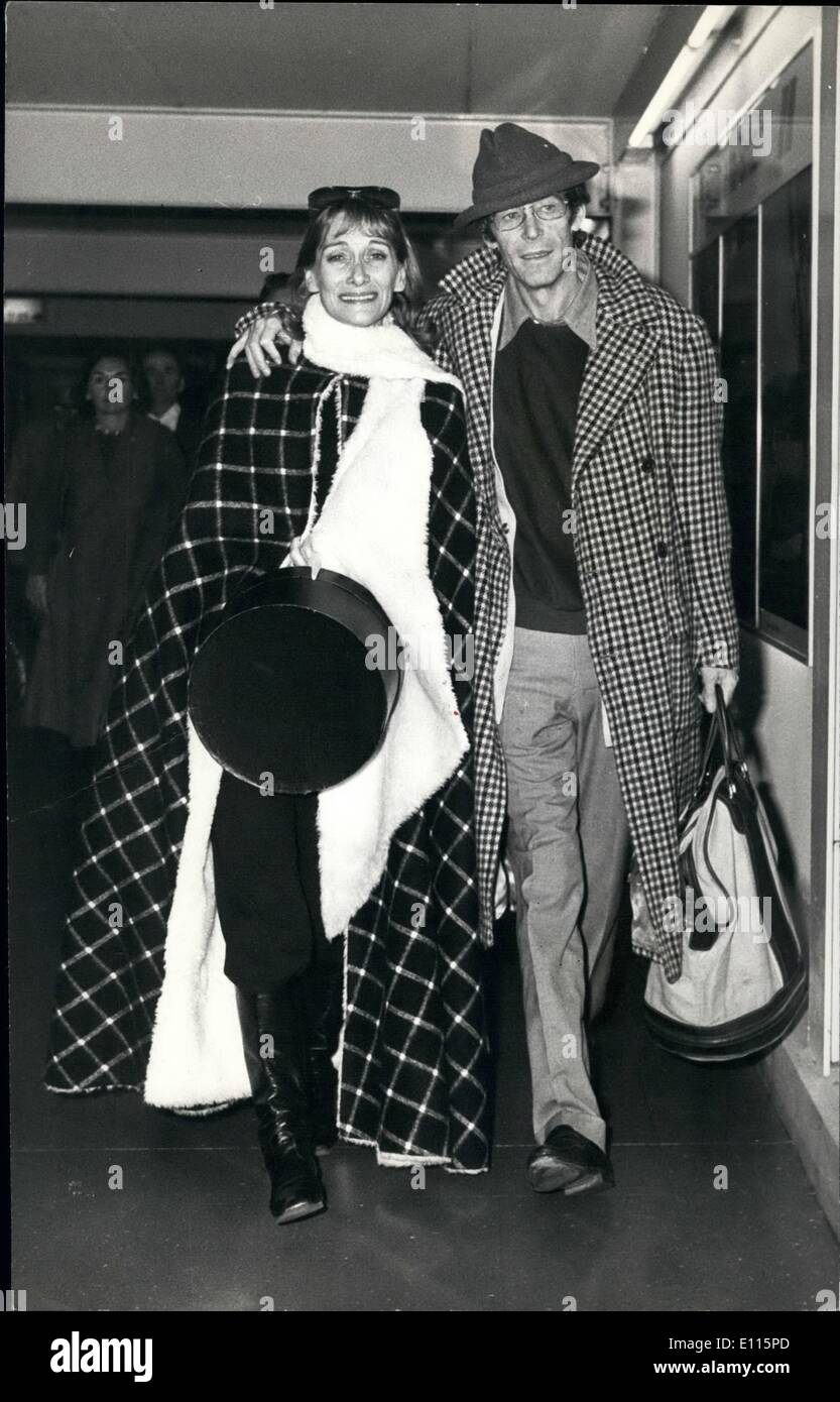 Gen 01, 1976 - Peter O'Toole e sua moglie arive torna a Londra dall'America. Mostra fotografica di Peter O'Tolle, il famoso British film di star visto arrivare presso l'aeroporto di Heathrow ieri dall' America con la moglie. Foto Stock