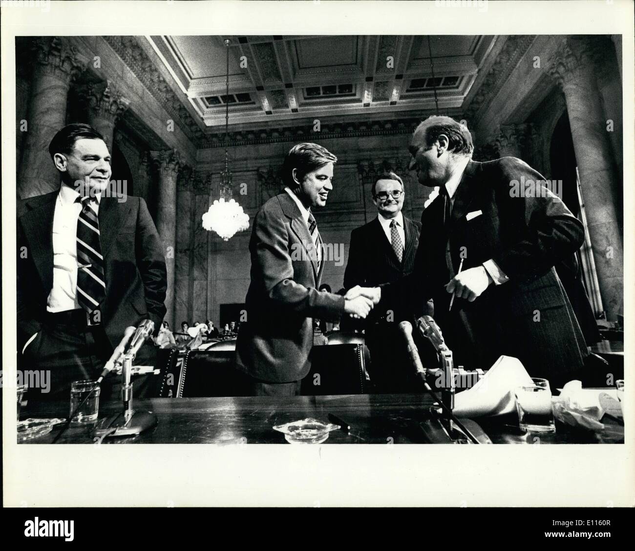 Sett. 09, 1975 - Il Senato Comitato ristretto sull' intelligenza Senatore Frank Church [] DEM di Idaho saluto i testimoni di quel giorno. Da sinistra a destra: Prima fila, Henry Petersen [in precedenza con il Dipartimento di Giustizia] Senatore Chiesa, stringono le mani con Norman Dorsen [Professore di Diritto presso la New York University] e dietro di loro è William Ruckelshaus [ex Assistant Attorney General degli Stati Uniti] Foto Stock