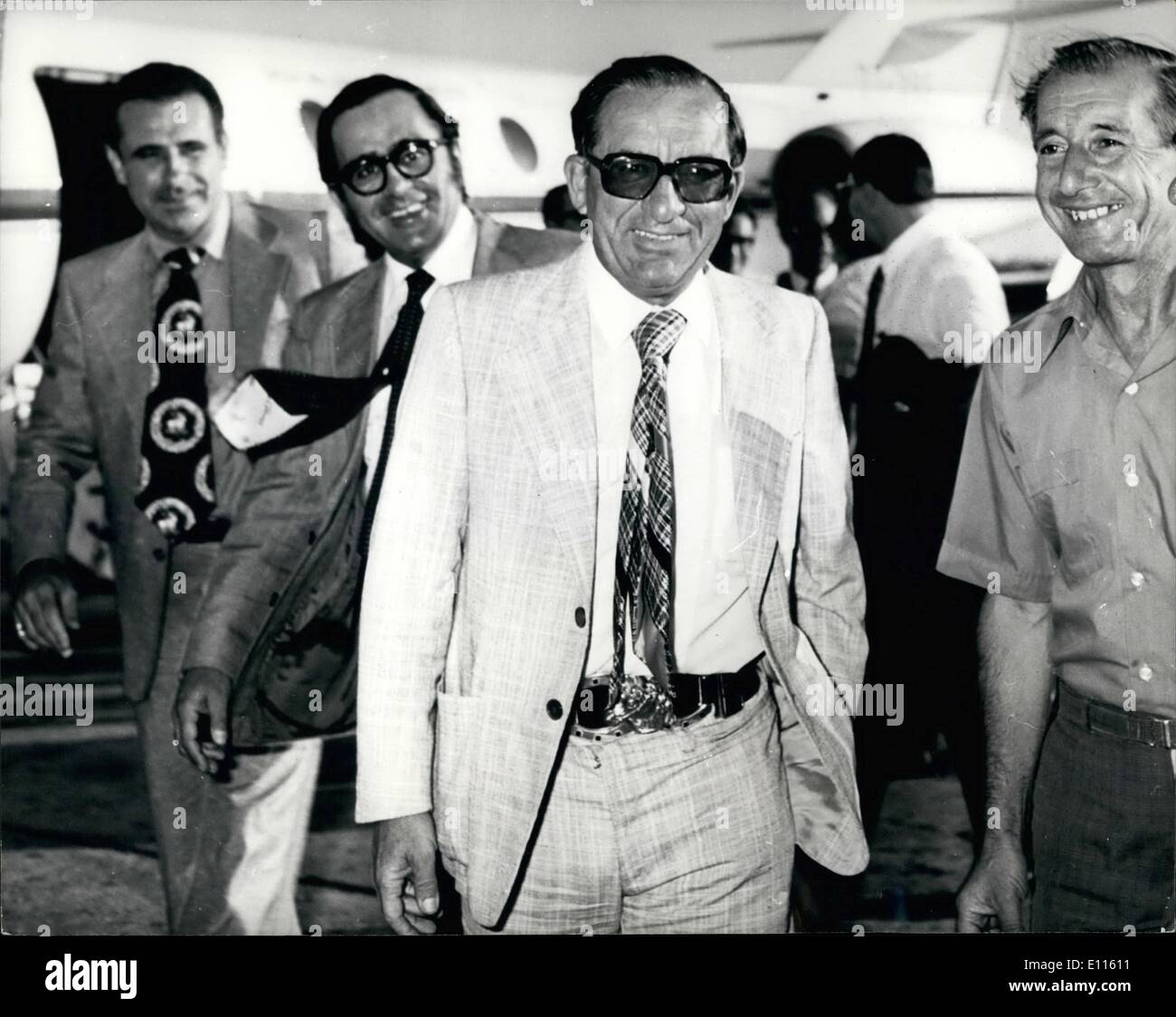 Sett. 09, 1975 - Dom Mintoff sulle elezioni del sentiero in Malta.: Dom Mintoff, sulla sua campagna elettorale, durante le recenti elezioni Maltese. La foto mostra il Dom Mintoff che arrivano in un aeroporto maltese sul modo di parlare al popolo maltese in una regione dell'isola. Foto Stock