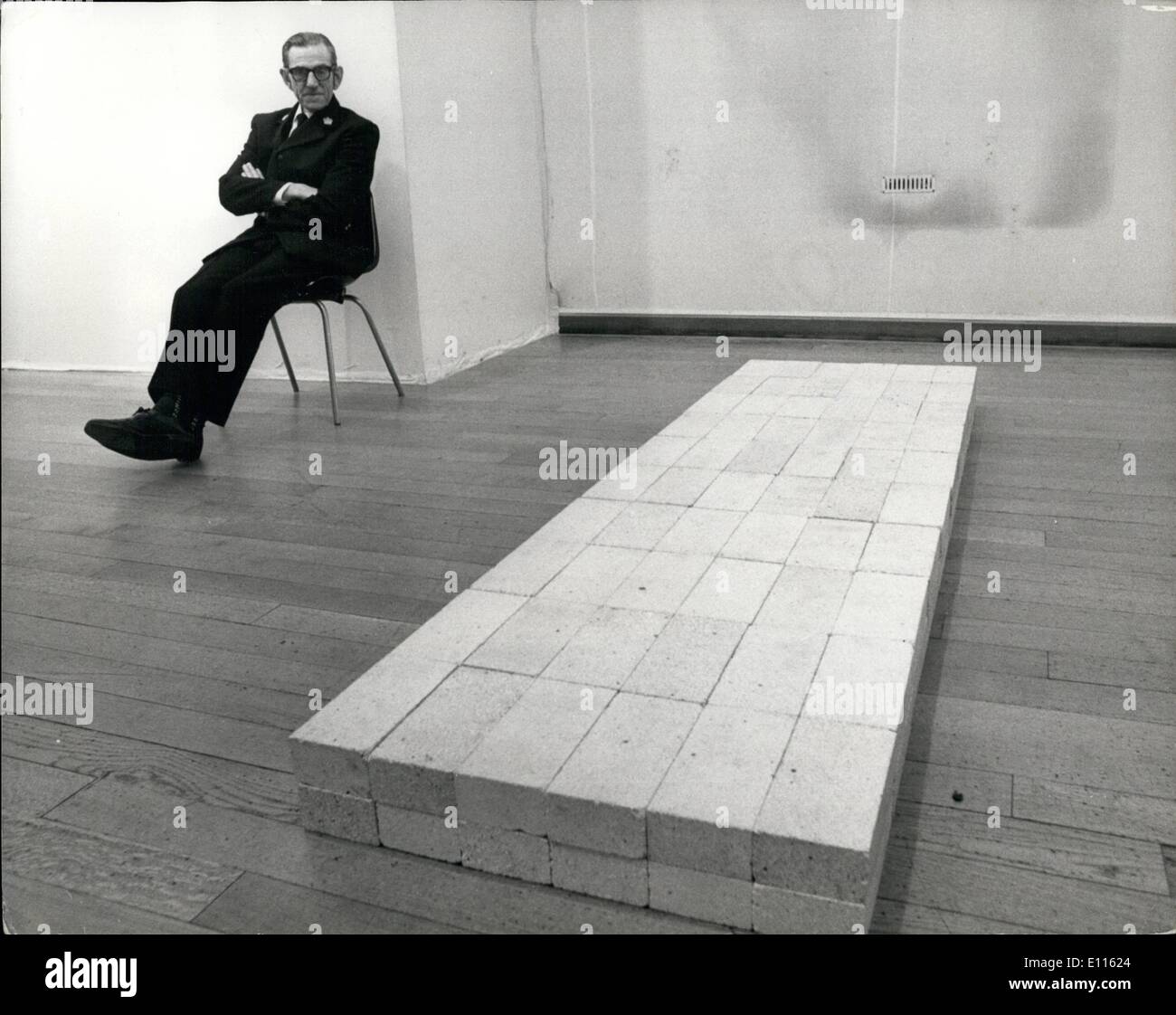 Febbraio 02, 1976 - 120 Mattoni Refrattari andare in mostra a Londra la Tate gallery - per tutti di meraviglia a.: una parete di polemiche ha costruito intorno 120 mattoni refrattari alla Tate Gallery dove essi sono i più popolari presentano in mostra. Acquisito per la somma non divulgabili da Carl Andre, uno scultore americano, hanno fornito la base per una costruzione di ridicolo e di lode. La foto mostra il sig. Arthur Payne, la galleria attendant, mentre rilevandoli ieri, ha detto che egli non pensa che la gente potesse ''make di testa o di coda di loro. Foto Stock