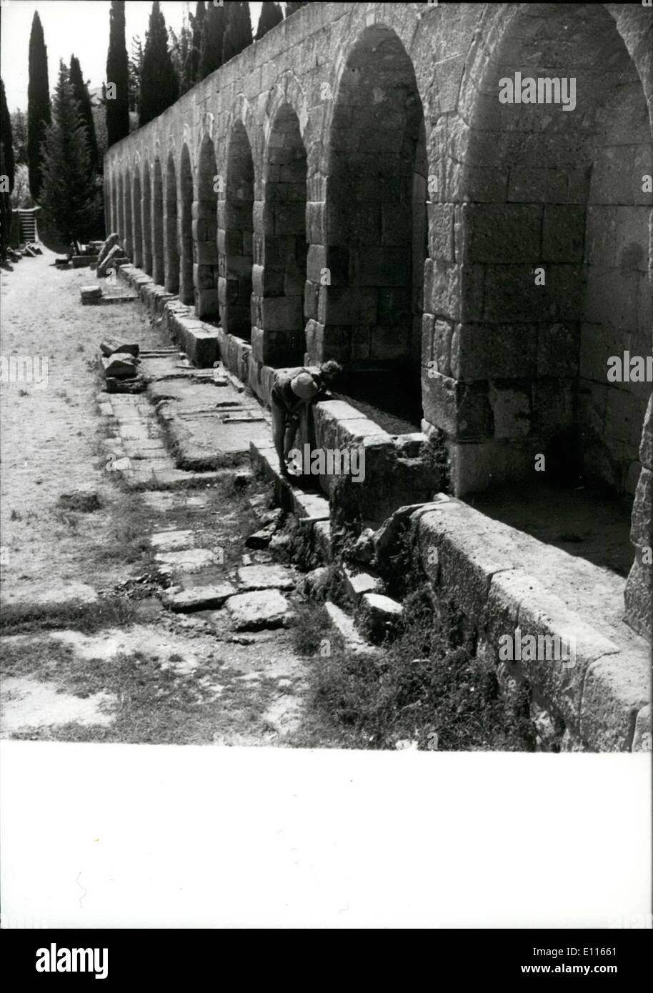 Gen 01, 1976 - St Ospedale Asklipeio sull'Egeo orientale isola di Kos, da un'acqua-molla di cui un bambino beve il ''miraculous acqua'' che cura il cancro. L'isola sta diventando sempre di più un punto focale grande per i turisti dopo la cura del cancro relazioni. Foto Stock