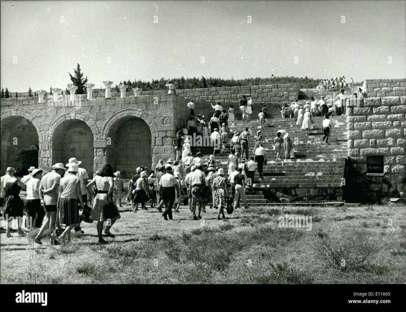 Gen 01, 1976 - l'Ospedale Asklipeio sull'Egeo orientale isola di Kos, da una sorgente di acqua di cui un bambino beve il ''miraculous acqua'' che cura il cancro. L'isola è ormai sempre e sempre più grande punto focale per il turista dopo la cura del cancro relazioni. Acqua greco le cure contro il cancro. Foto Stock