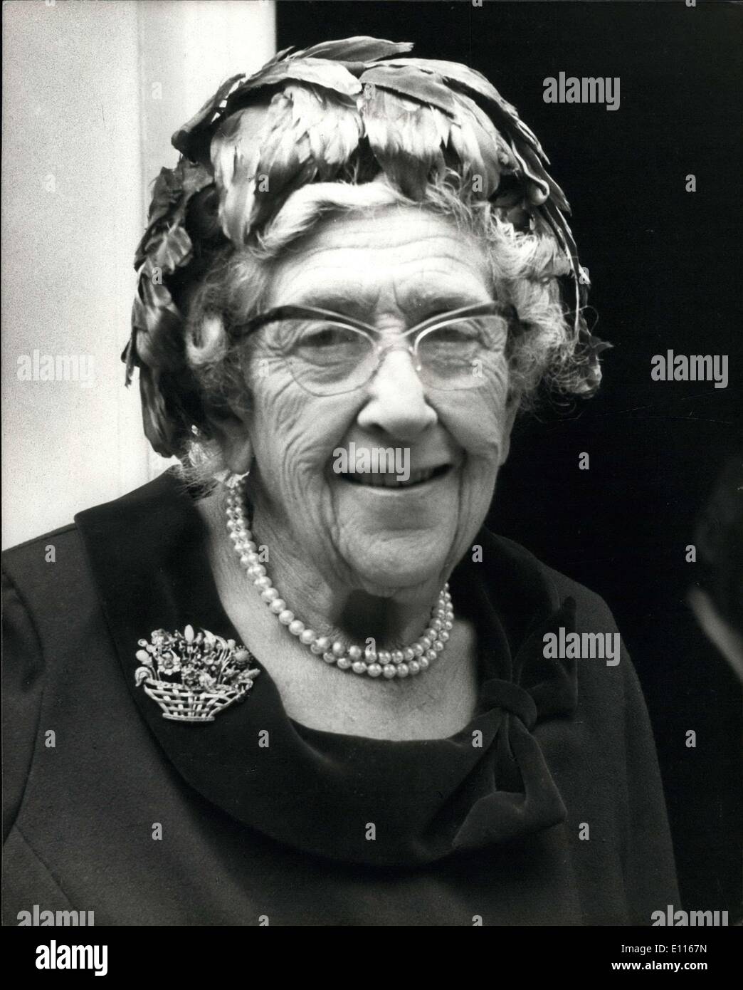 Gen 12, 1976 - Agatha Christie muore.: Agatha Christie, famosa in tutto il mondo thriller scrittore morì a loro casa oggi a Wallingford Oxfordshire di età compresa tra 85 anni. Mostra fotografica di Agatha Christie quando arrivò a frequentare il suo ottantesimo compleanno. Foto Stock