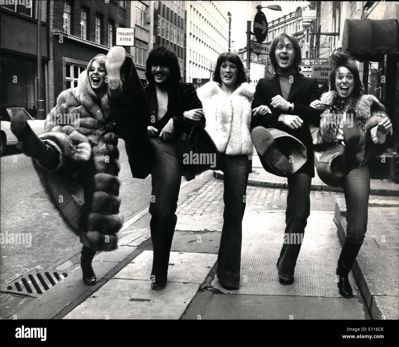 Febbraio 13, 1976 - febbraio XIII - 1976 ''REFLECTIONS'' lanciare il loro nuovo singolo ''OGNIQUALVOLTA I&deg;M lontano da te'' ''REFLECTIONS'', uno di Gran Bretagna superiore armonia gruppi* hanno lanciato il loro nuovo singolo questa settimana chiamato ''ogni volta che mi trovo lontano da voi il gruppo che hanno iniziato la loro carriera come 'SPLINTER'' salì contro un problema quando un ex-Beatle George Harrison ha scelto un gruppo chiamato scheggia per lanciare il suo nuovo Dark Horse etichetta discografica Foto Stock