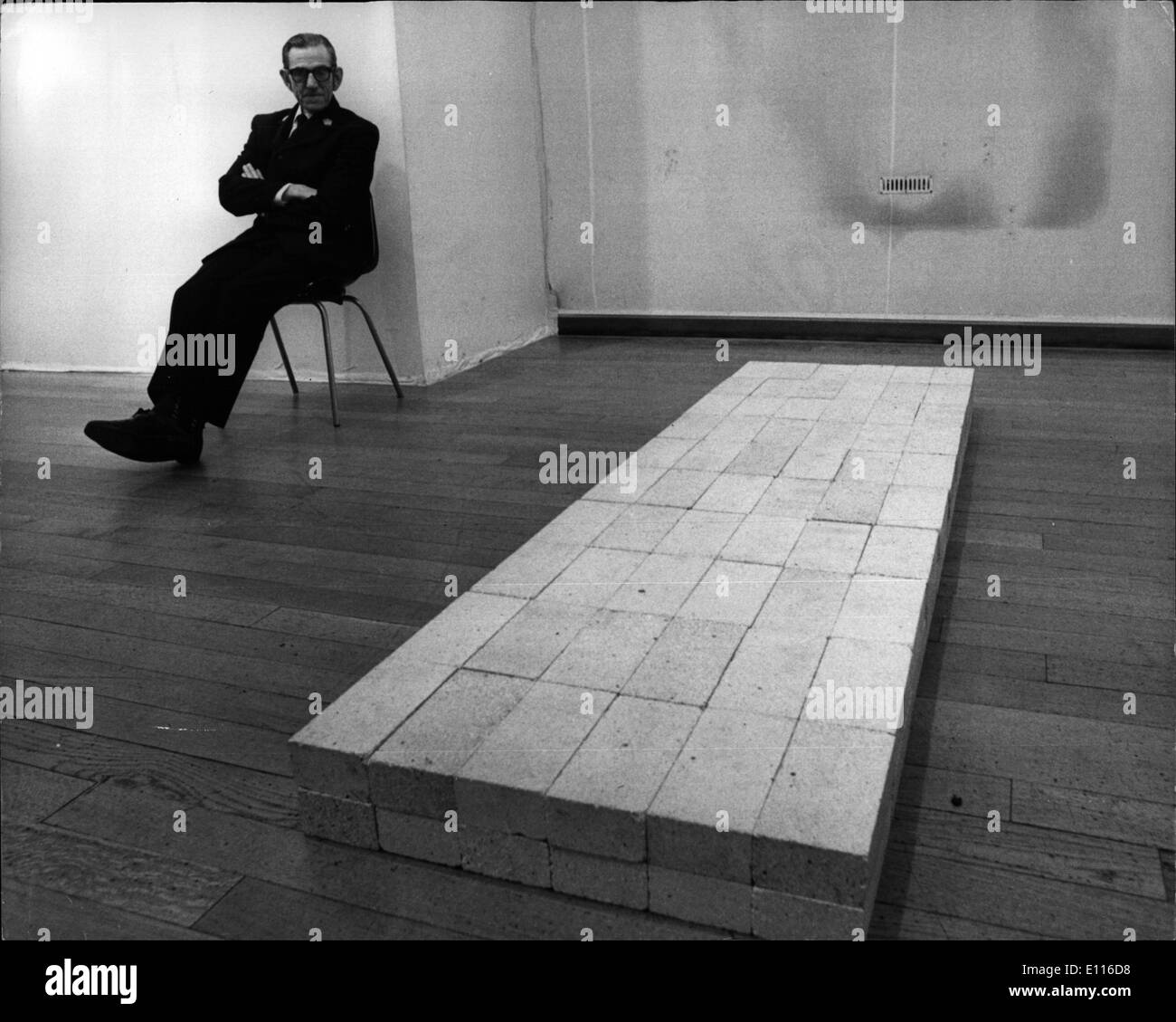 Febbraio 18, 1976 - 18 febbraio 1976- 120 Mattoni Refrattari andare in mostra a Londra la galleria di stato per tutti a chiedersi a. Una parete di polemiche ha costruito intorno 120 mattoni refrattari alla Tate Gallery dove essi sono i più popolari presentano in mostra. Acquisite per una somma non divulgabili da Carl Andre , uno scultore americano , che hanno fornito le basi per un edificio di ridicolo e di lode. La foto mostra il Mr.Arthur Payne, la galleria attendant, mentre rilevandoli ieri, ha detto che egli non pensa che la gente potesse ''make di testa o di coda di loro. Foto Stock
