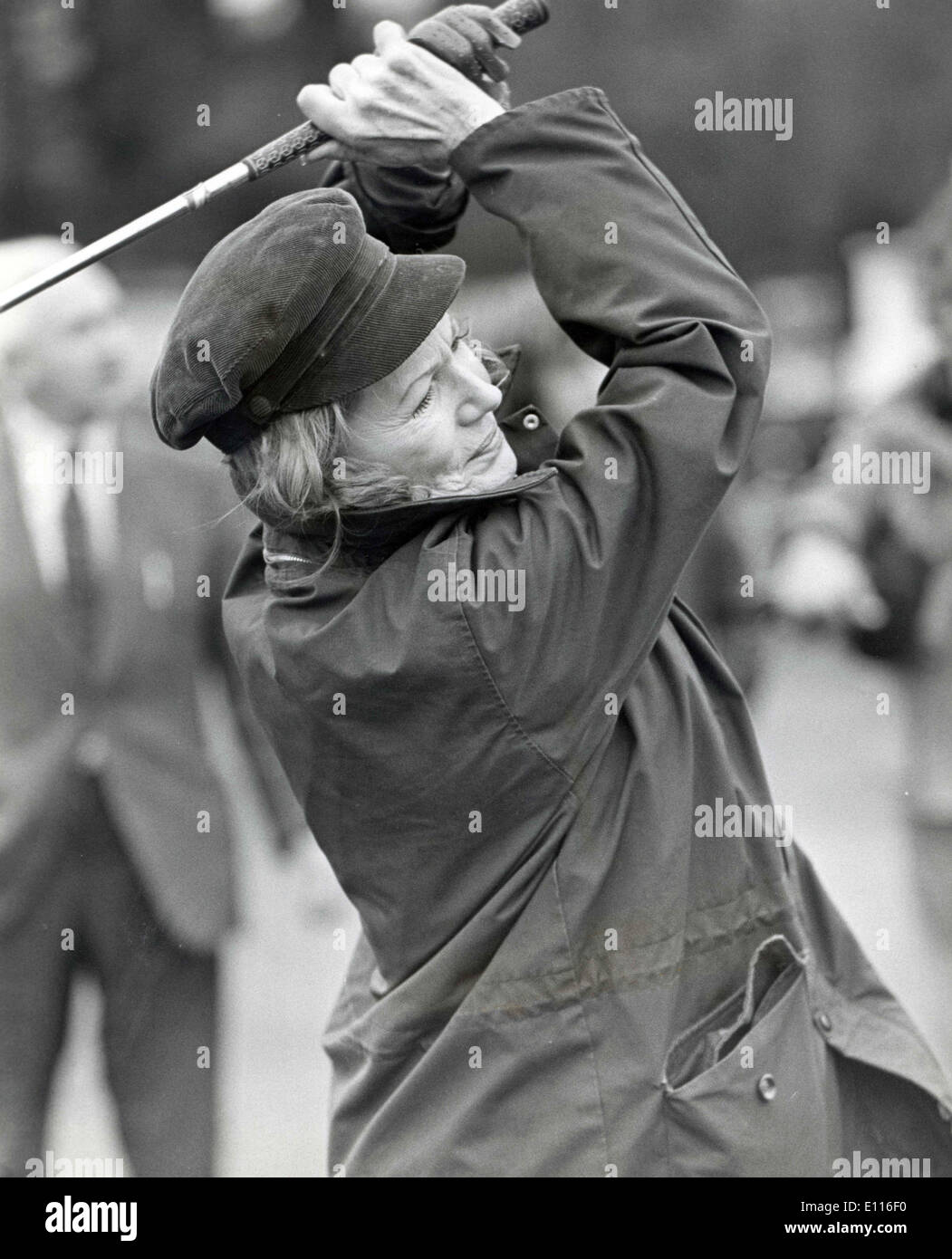 Jan 21, 1976 - Barnet, England, Regno Unito - Rita Hayworth tees off durante una partita di golf con Russell Harty Foto Stock