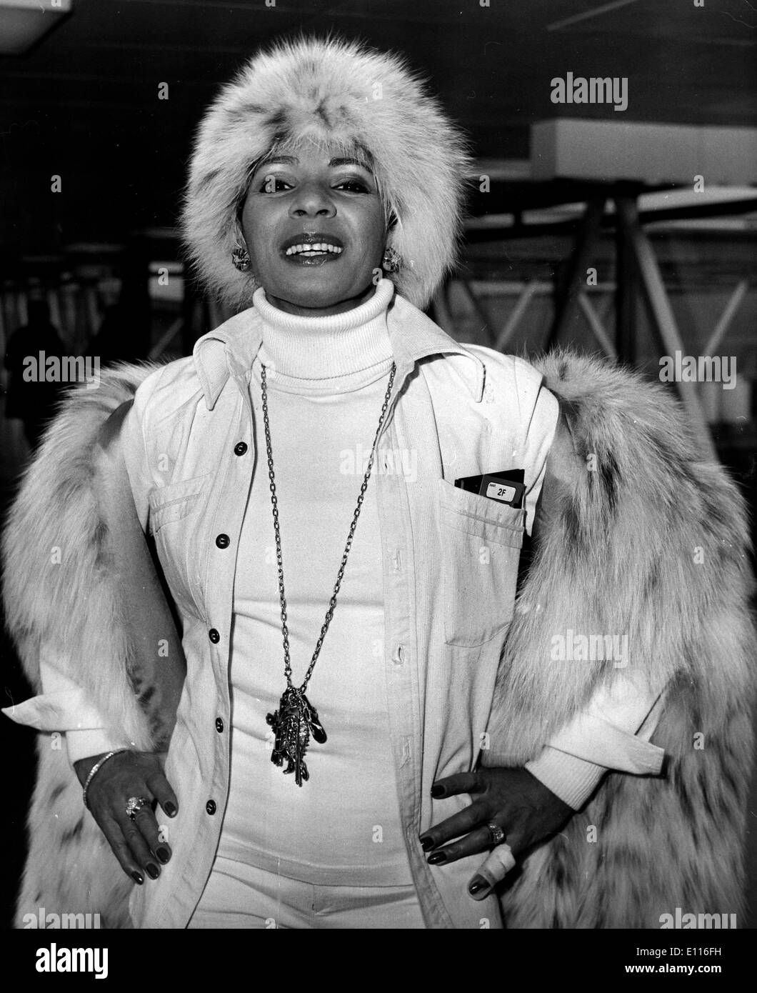 Jan 27, 1976; Londra, UK; cercando una ragazza di distinzione di un vero big spender, Shirley Bassey, indossavano questa sensazionale 10.000 Lynx cappotto e cappello quando ha volato in aeroporto di Heathrow dalla sua casa a Lugano, in Svizzera per registrare una nuova. Foto Stock