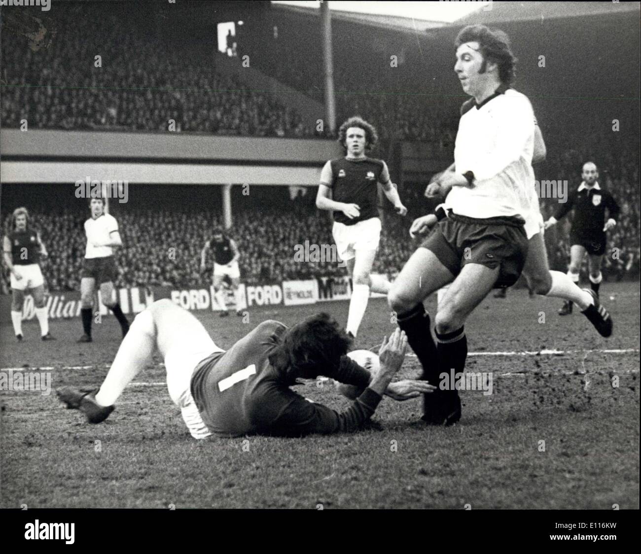 Febbraio 21, 1976 - West Ham contro il Derby County in Upton Park: mostra fotografica di West Ham goalie Mervyn giorno immersioni a piedi di Derby's Foto Stock