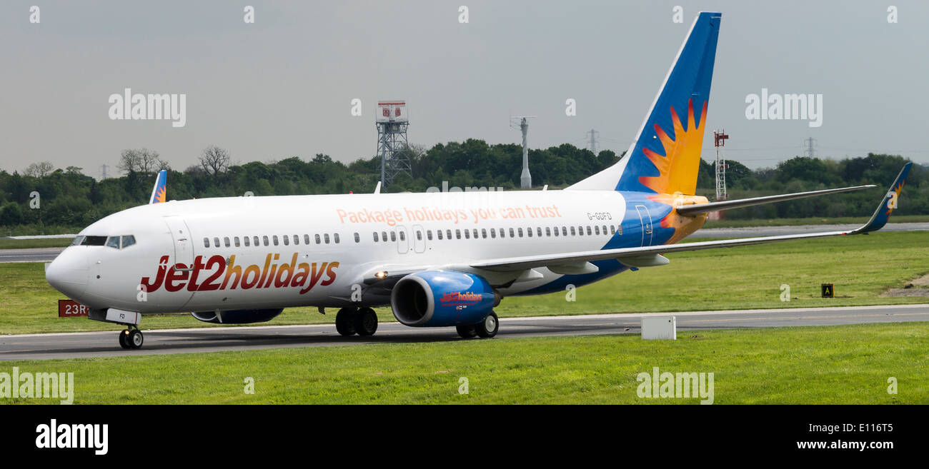 Jet2.Com Boeing 737-800 aereo serie G-GDFZ rullaggio all'Aeroporto Internazionale di Manchester Inghilterra England Regno Unito Regno Unito Foto Stock