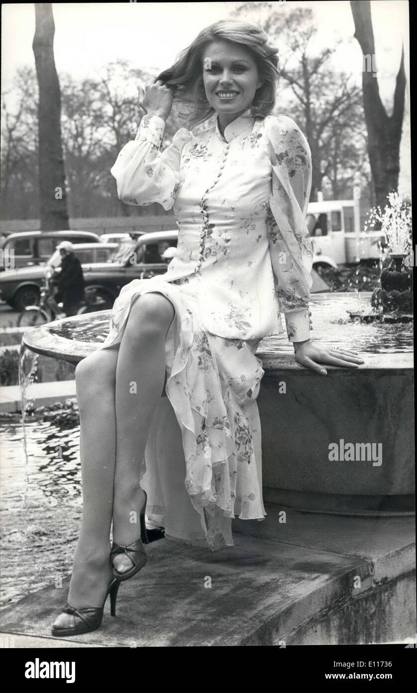 Mar 03, 1976 - attrice Joanna Lumley è il nuovo ''vendicatori'' ragazza: Joanna Lumley, deliziosamente sagomato, bionda attrice ha catturato il estremamente ricercati prugna starring ruolo nel ritorno dei vendicatori, Gran Bretagna di maggior successo della serie televisiva - sear in alcuni paesi 120 e programmato di iniziare le riprese a Pinewood Studios in aprile. Patrick McNee sarà di ritorno dal suo Palm Springs home per ricreare il suo ruolo immortale di John Steed, e Gareth Hunt che è attualmente protagonista nel teatro nazionale di produzione del casco sarà destriero un partner maschio Foto Stock